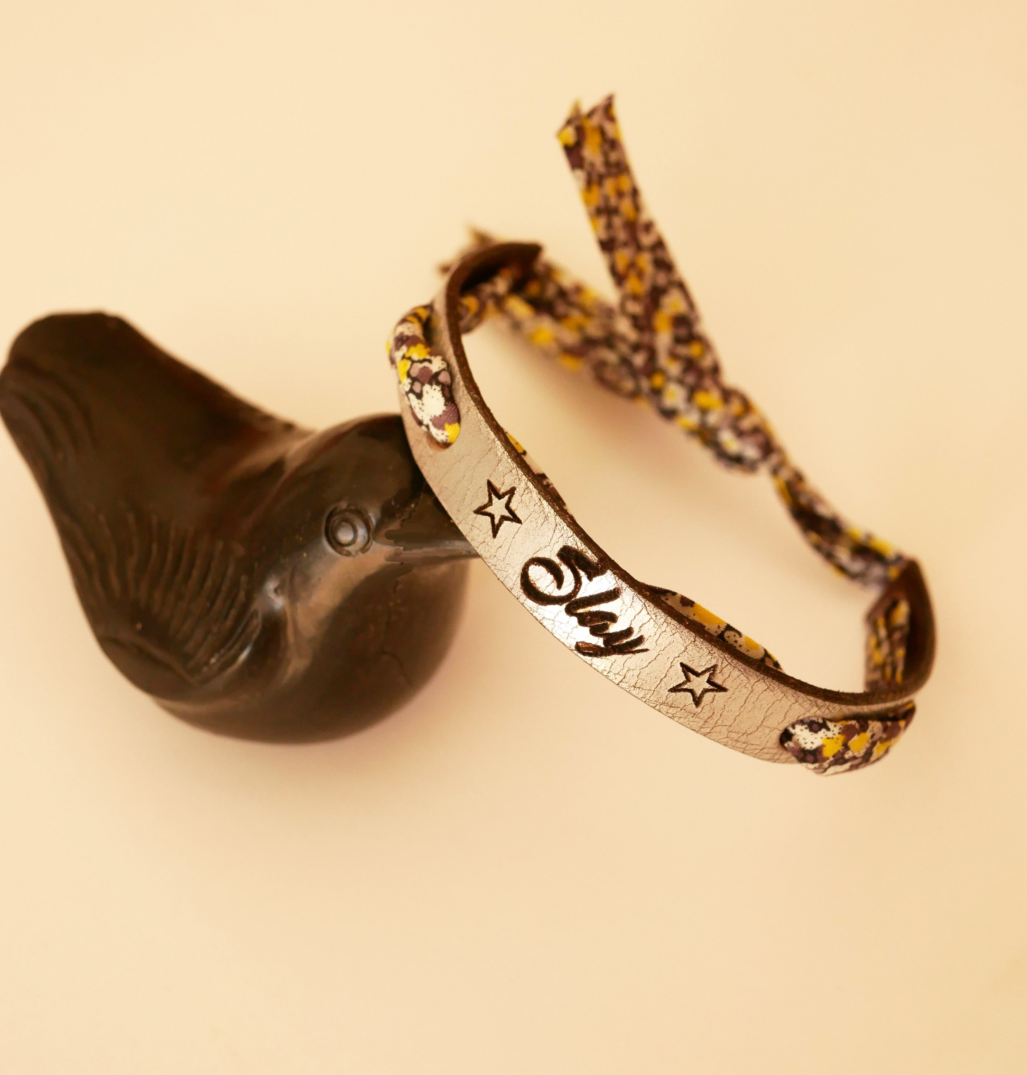 Pulsera Flor&acirc;me grabada con cinta liberty flores amarillas sobre cuero plateado