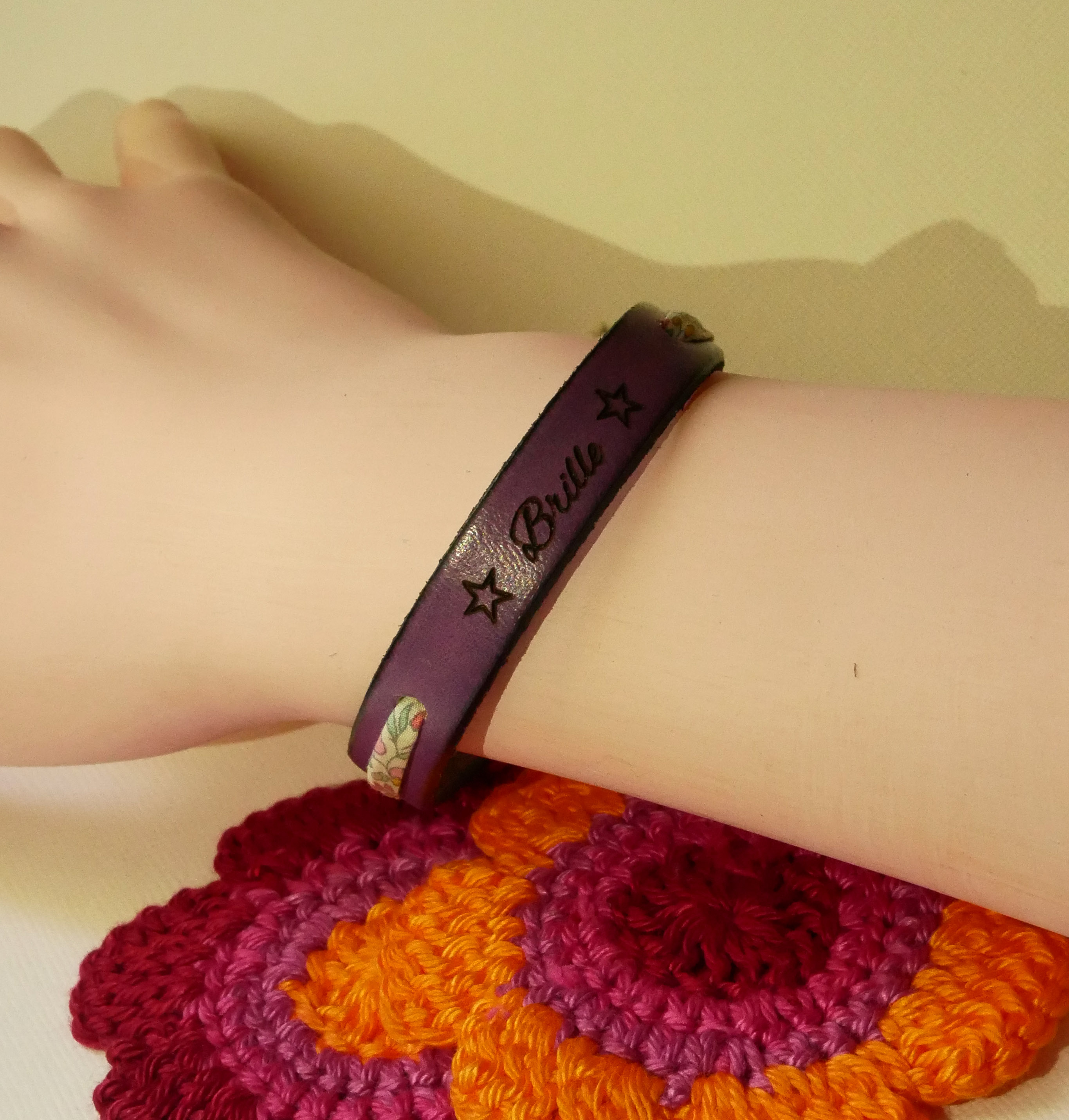 Pulsera Florâme "Brille" grabada con lazo liberty pastel sobre cuero morado