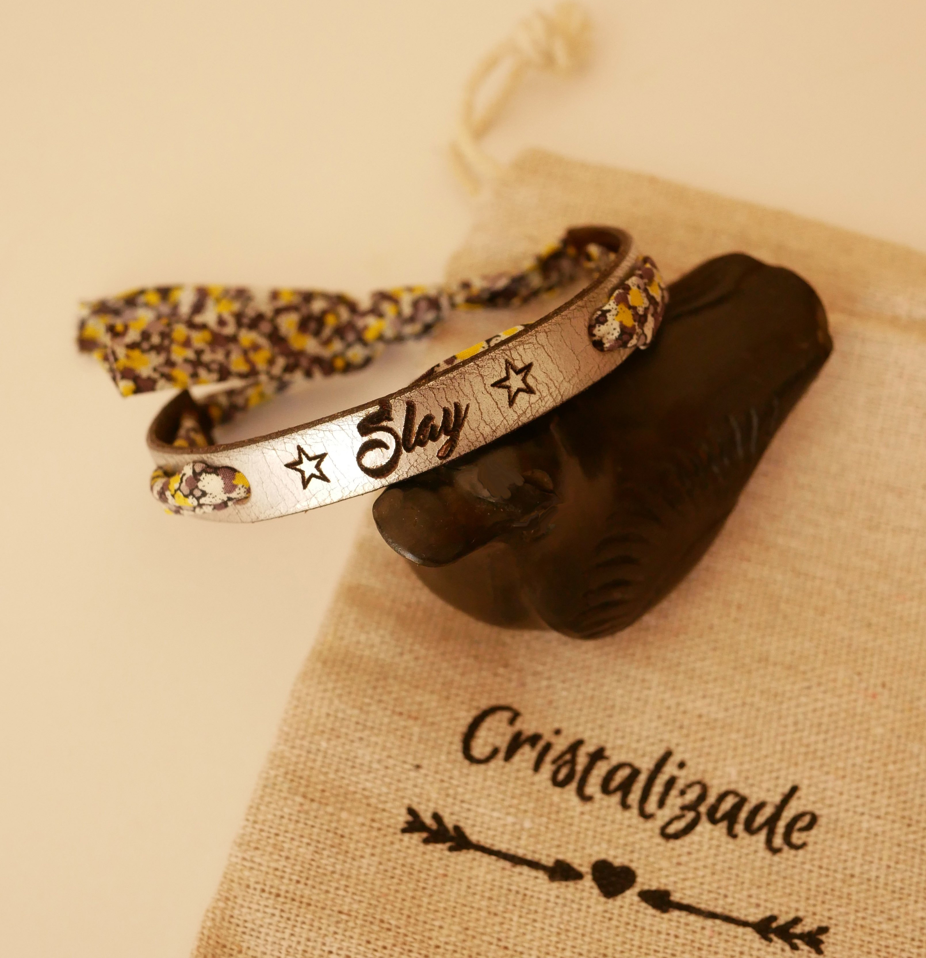 Pulsera Flor&acirc;me grabada con cinta liberty flores amarillas sobre cuero plateado