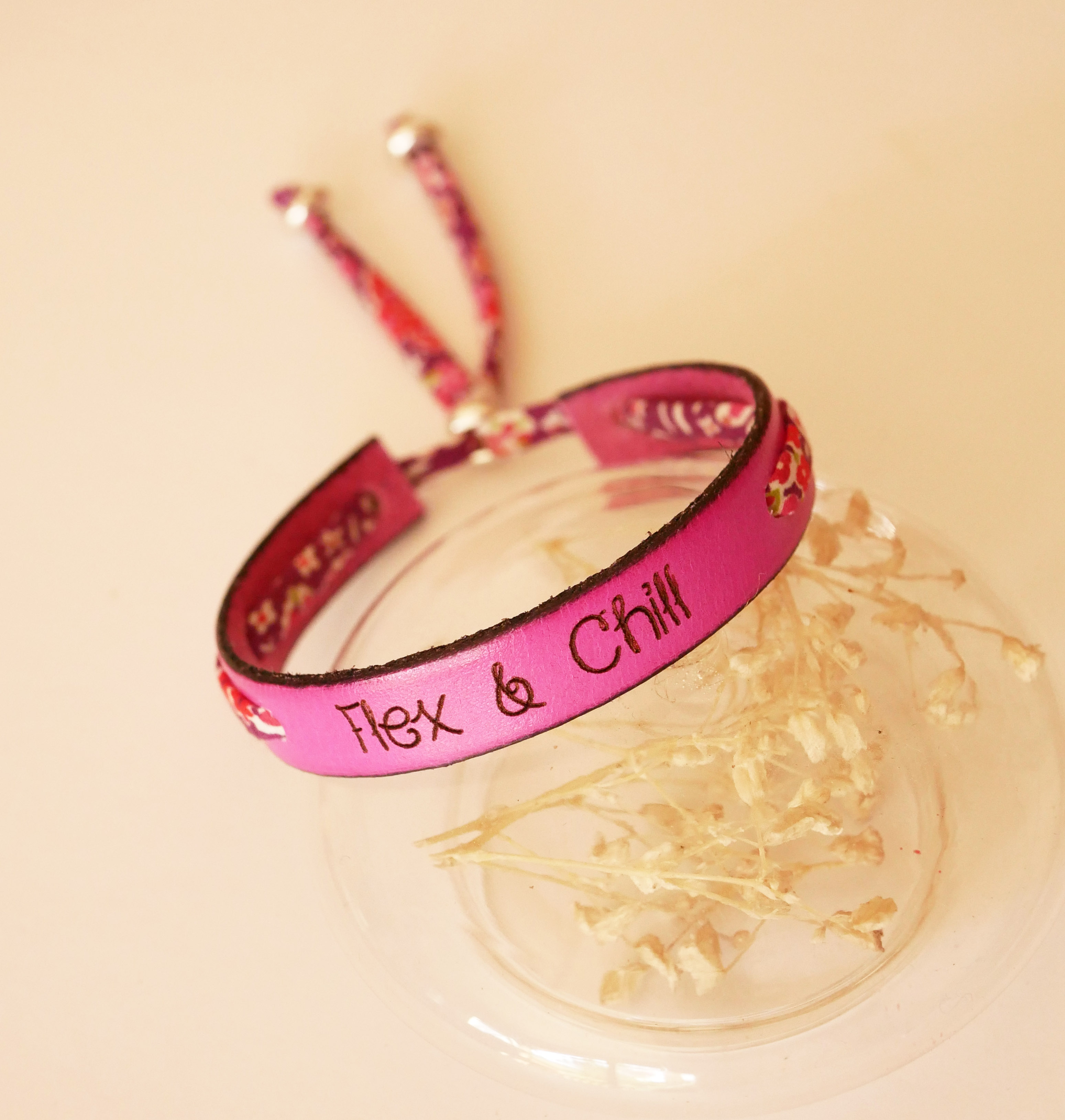 Pulsera Florâme grabada Flex &amp; Chill con lazo floral liberty en piel fucsia