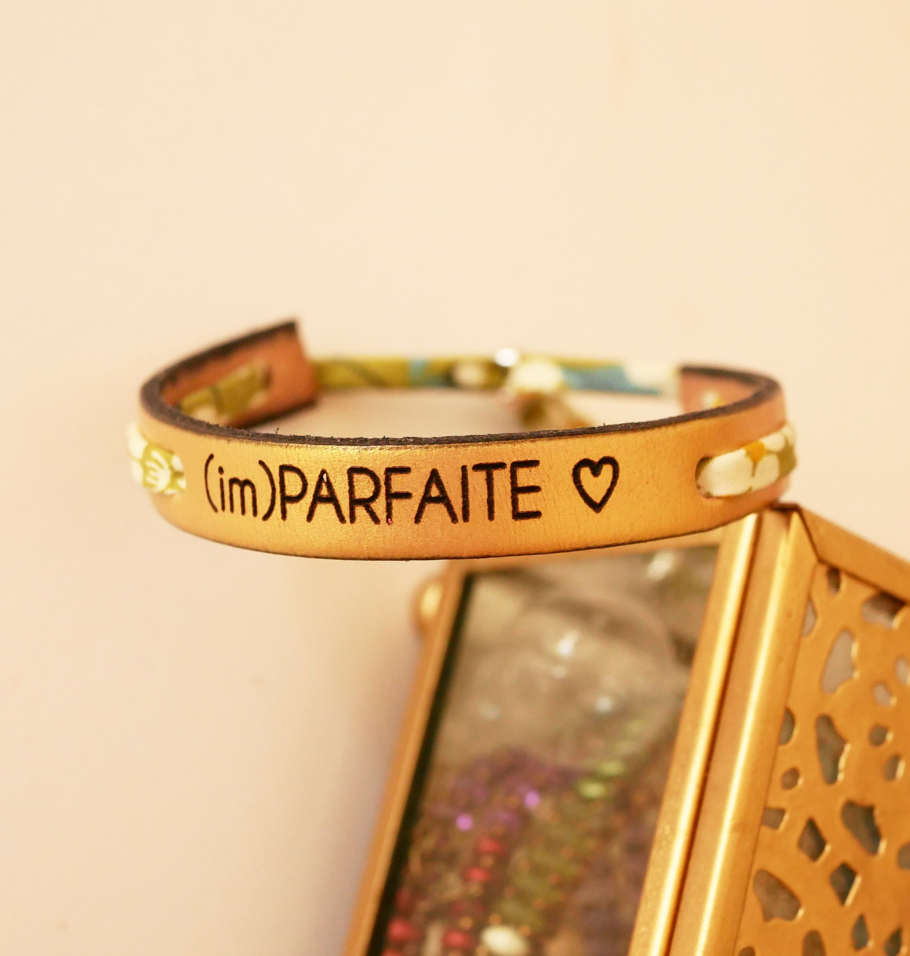 ImParfaite pulsera Flor&acirc;me grabada con lazo liberty verde claro sobre cuero dorado 