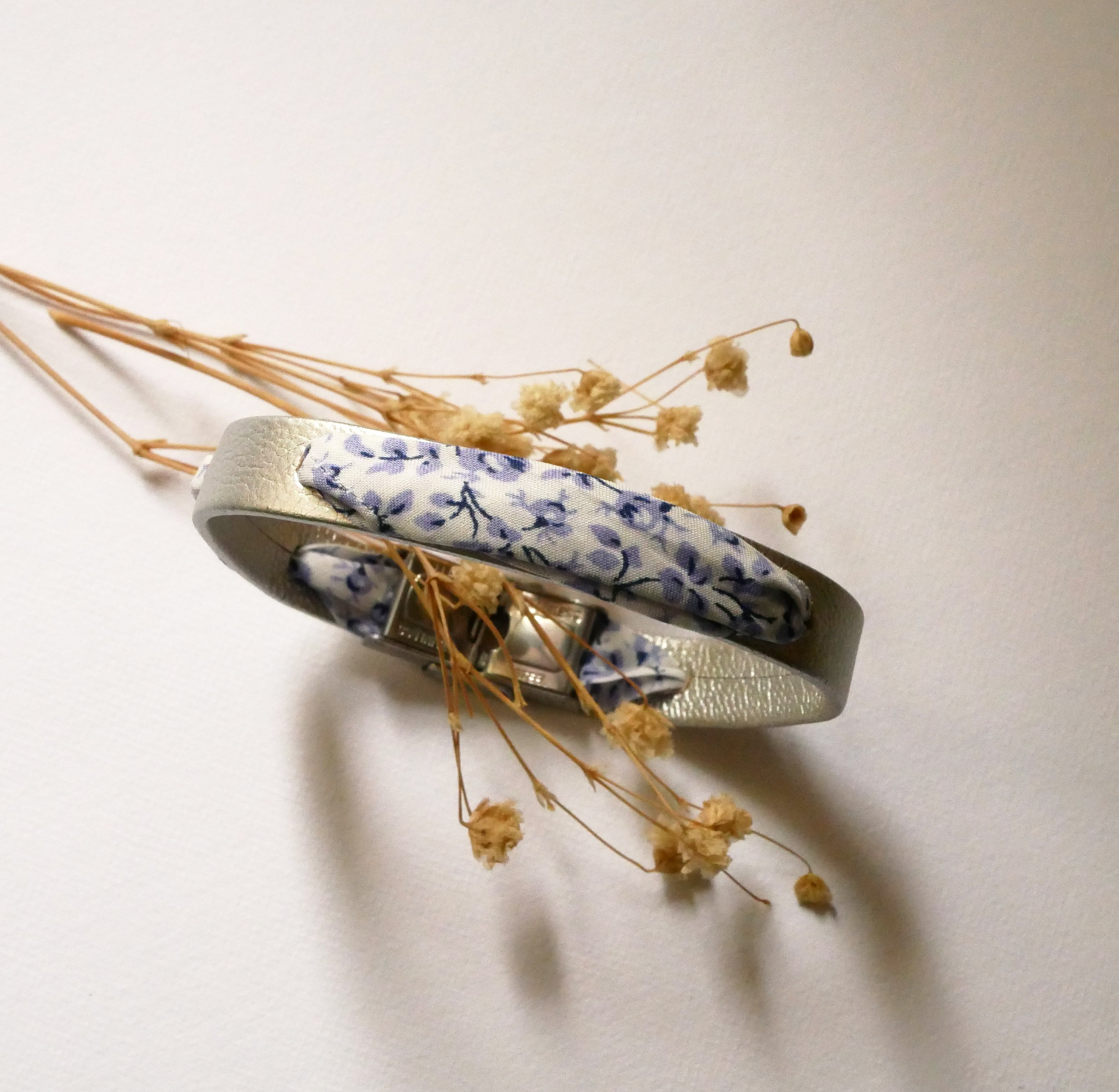 Pulsera Flor&acirc;me personalizada con cinta liberty y cuero a elegir