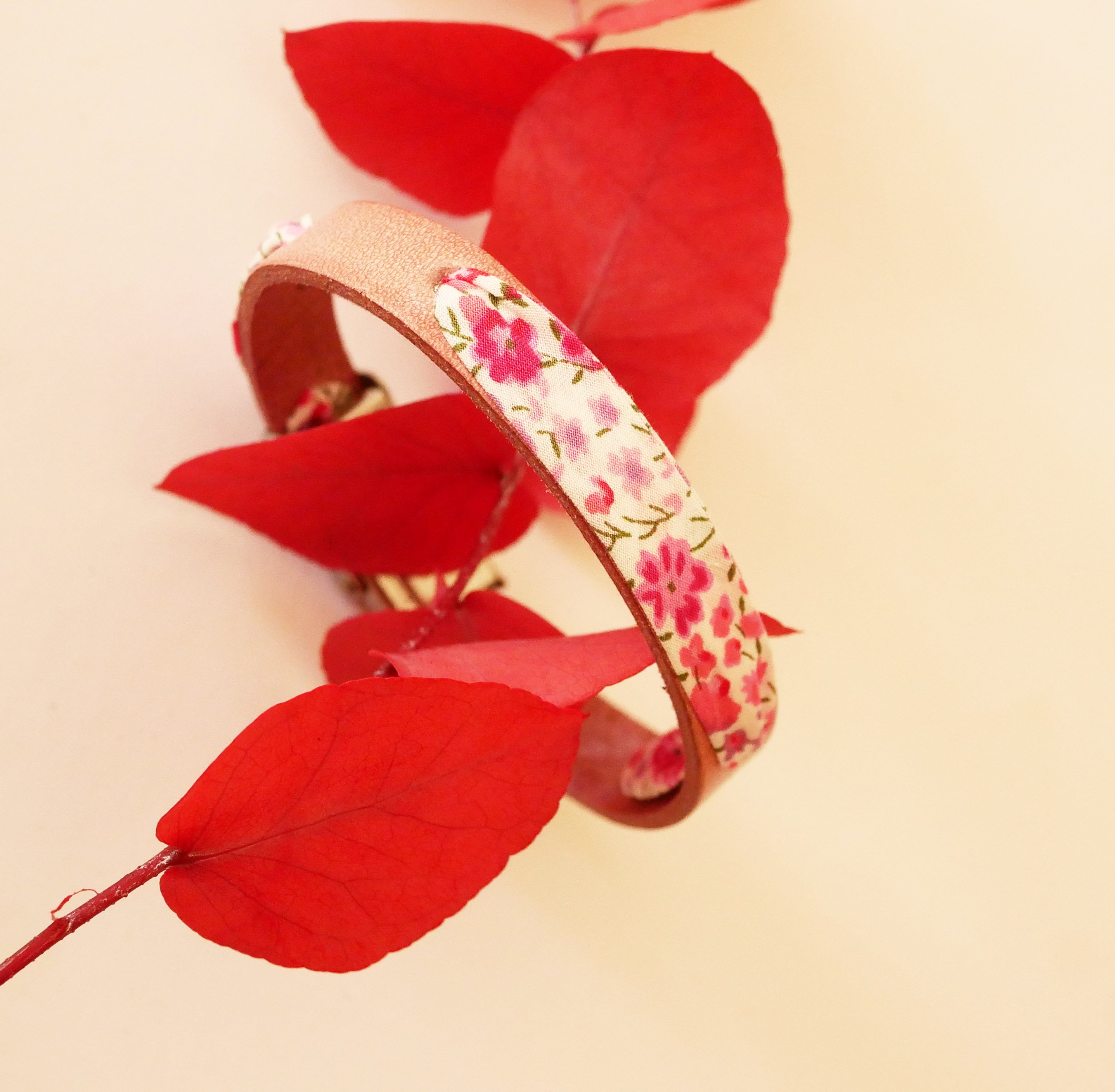 Pulsera Flor&acirc;me con flores de cinta liberty rosa sobre cuero rosa envejecido