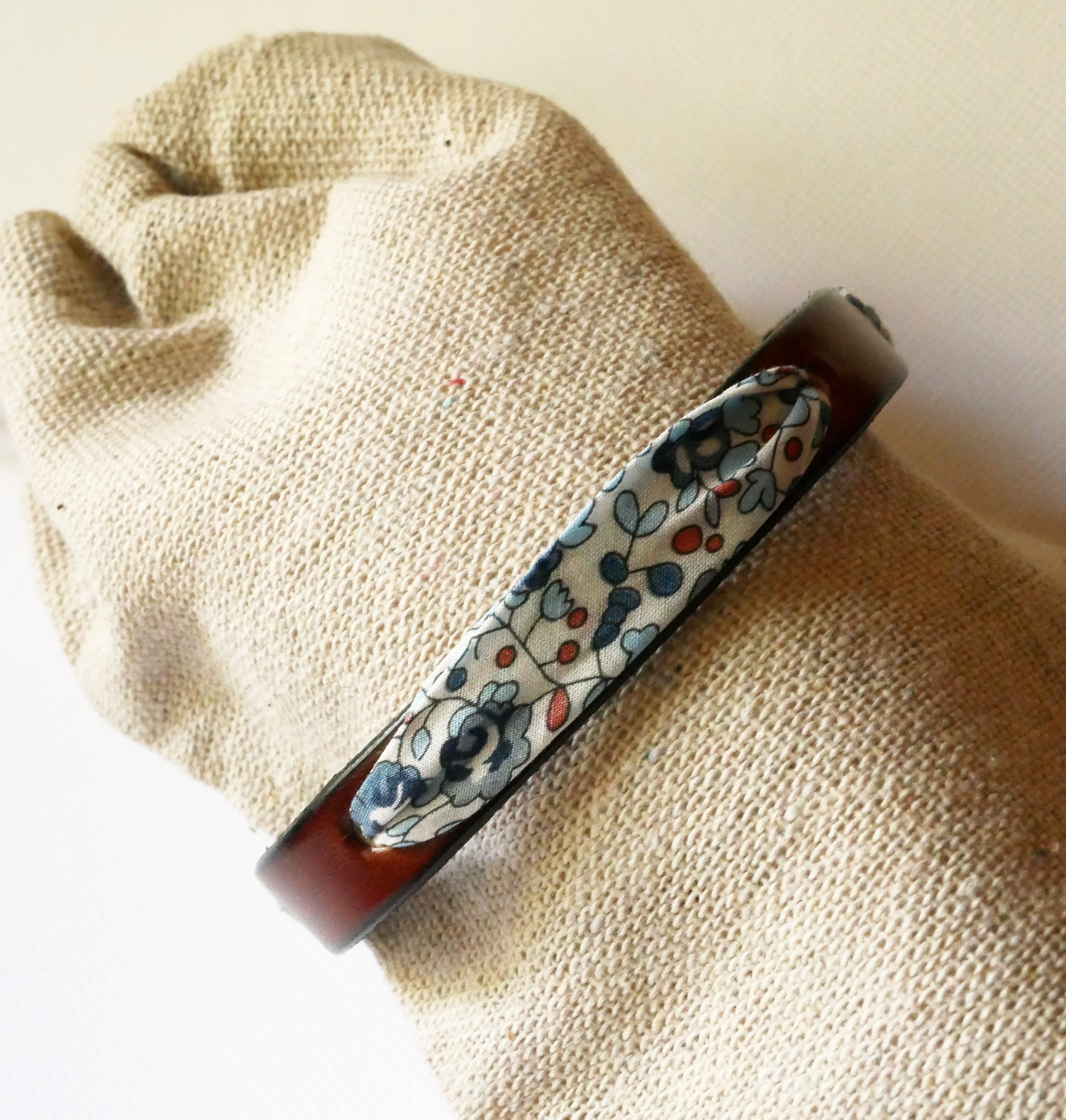 Pulsera Florâme con cinta liberty Eloïse flores azules sobre cuero marrón