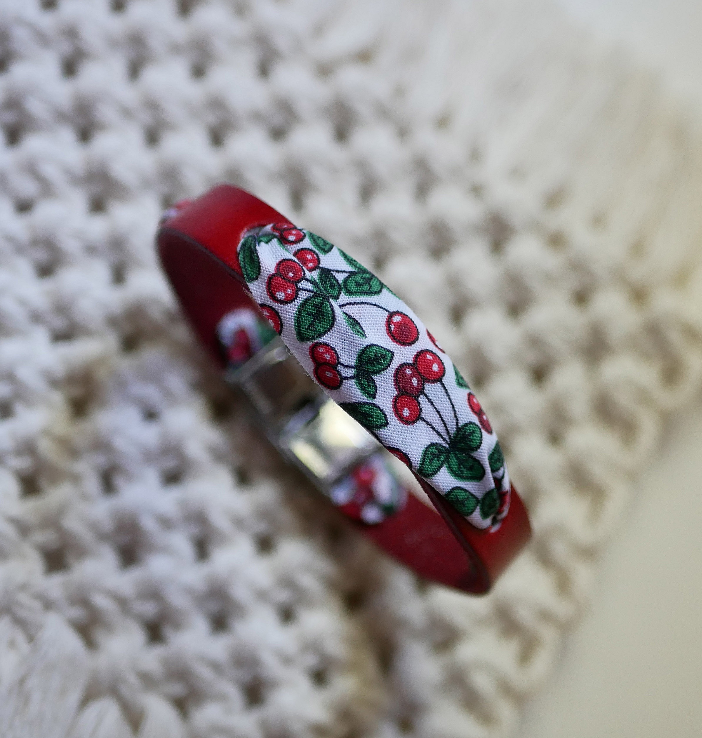 Pulsera Flor&acirc;me con cinta de cerezas sobre cuero rojo