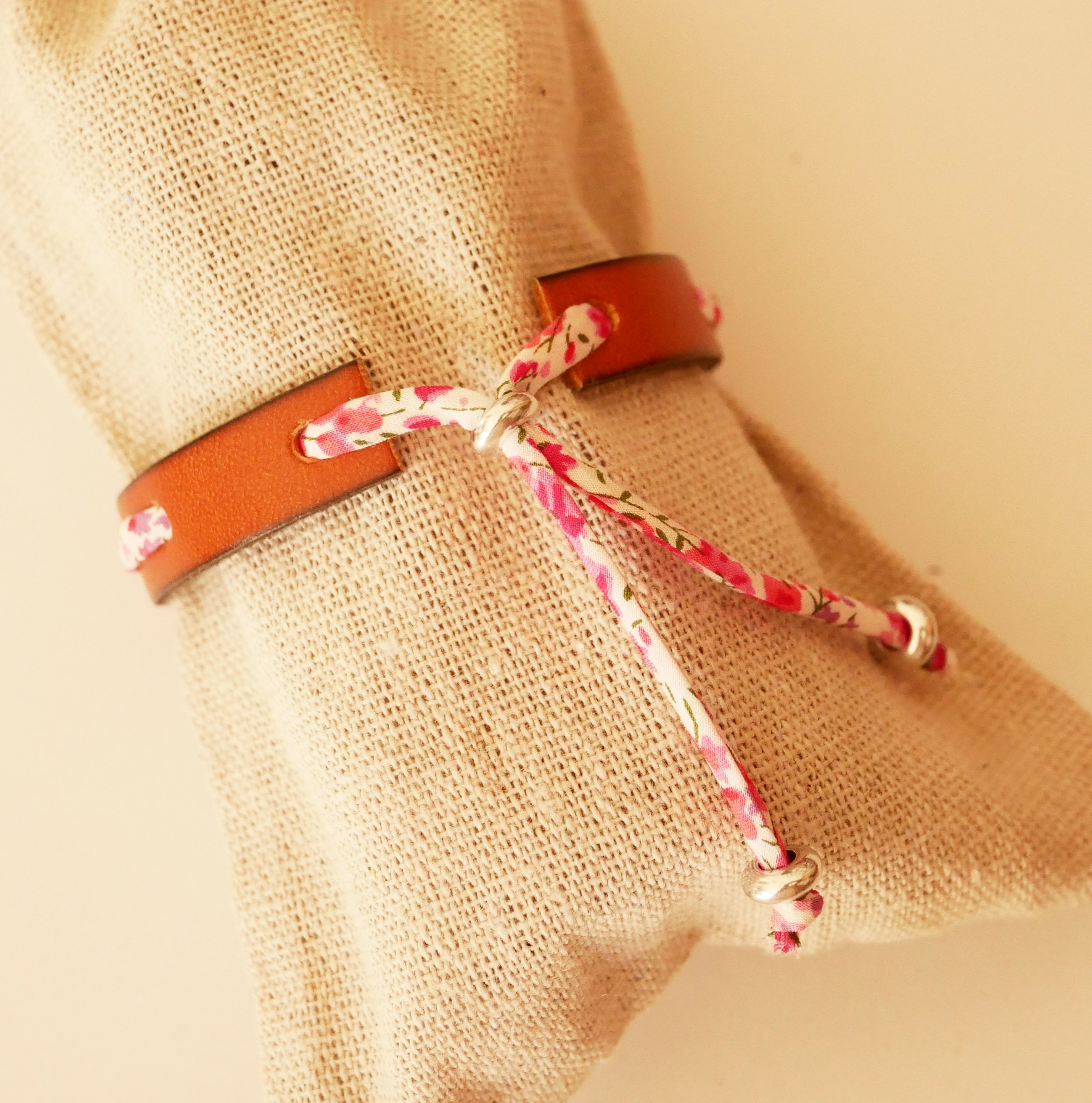 Pulsera Florâme con cinta liberty Phoebe Rose en piel marrón