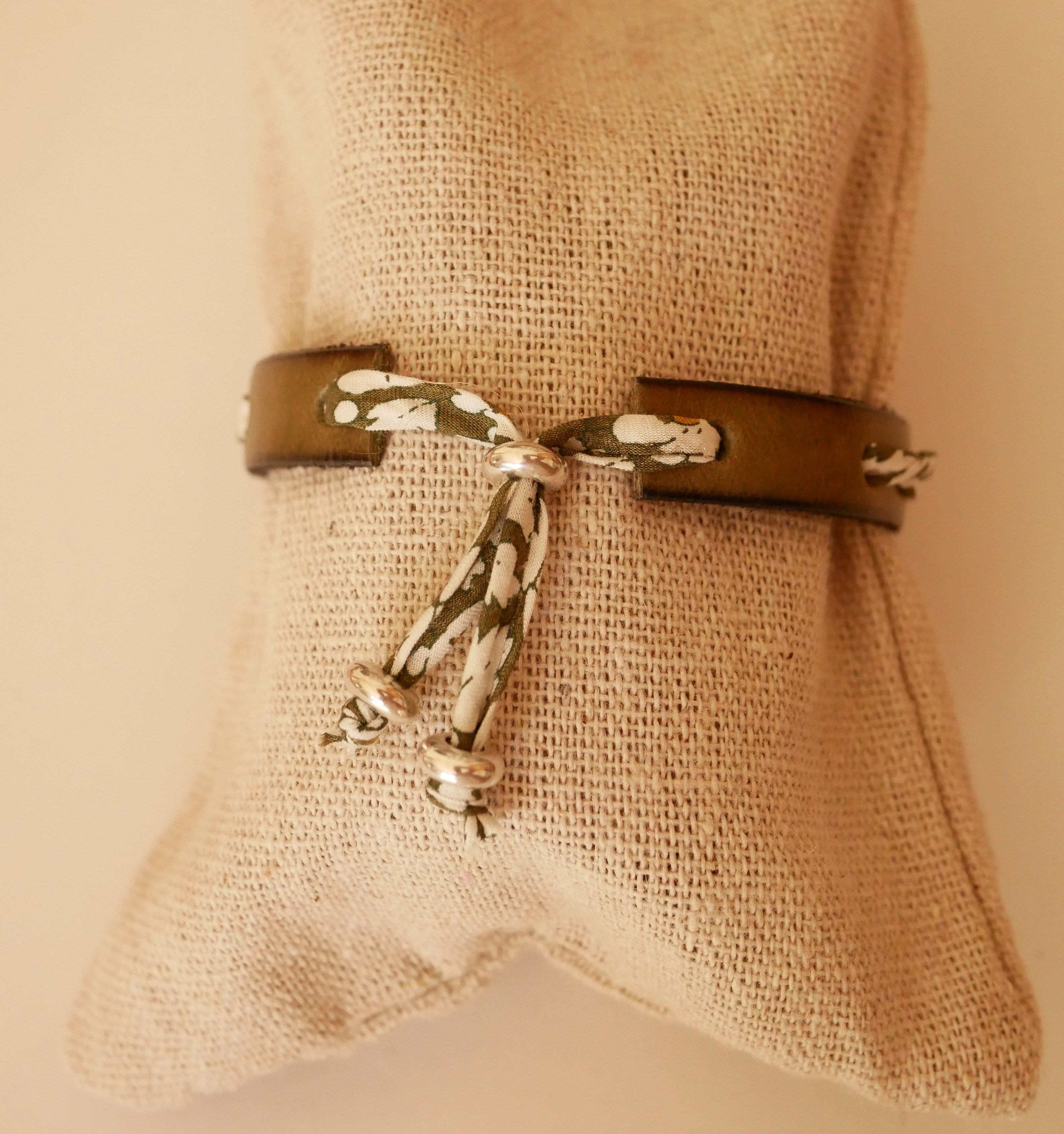 Pulsera Flor&acirc;me con cinta liberty verde sobre cuero verde lima