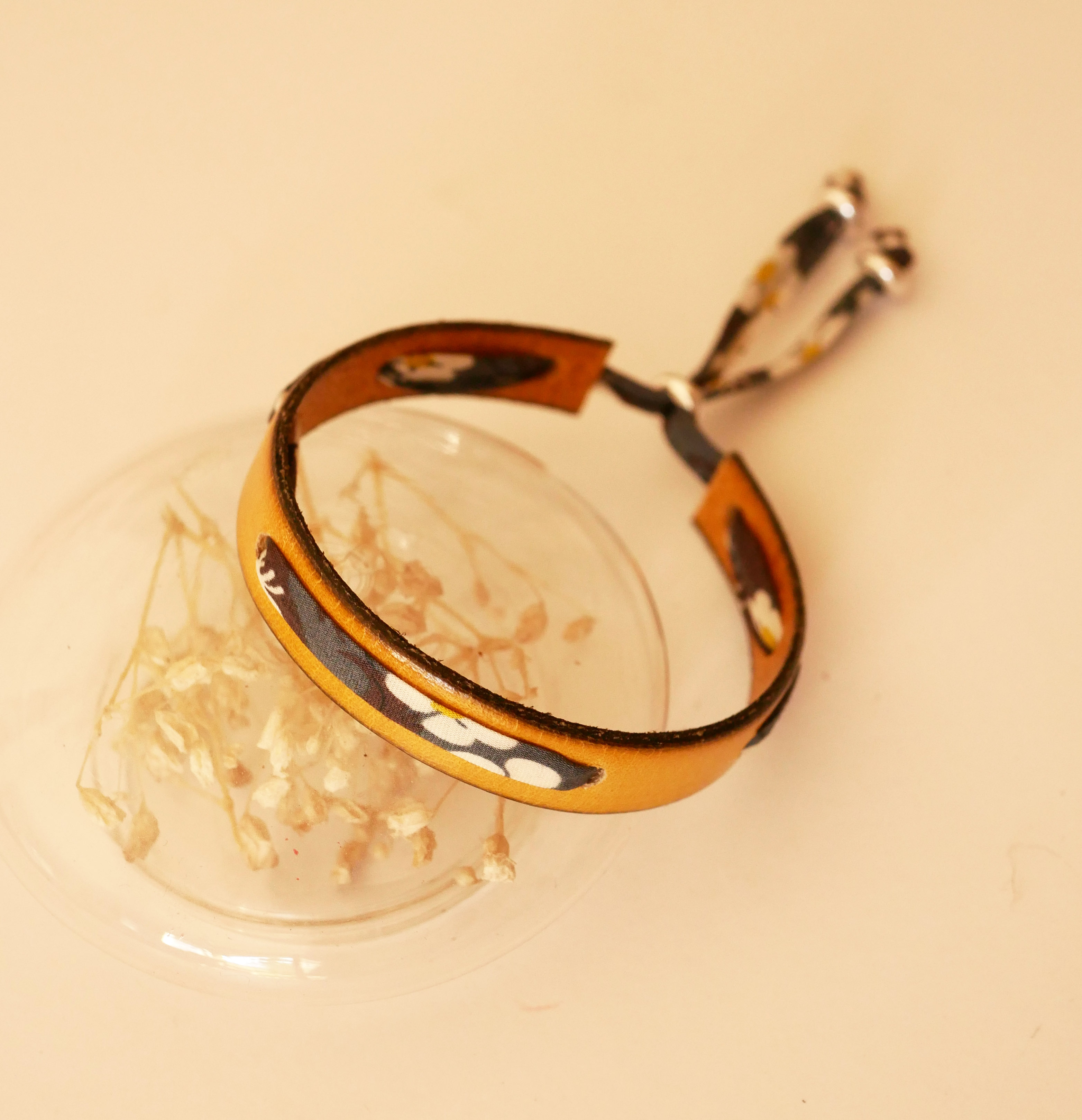 Pulsera Florâme con cinta liberty gris Misti sobre cuero mostaza