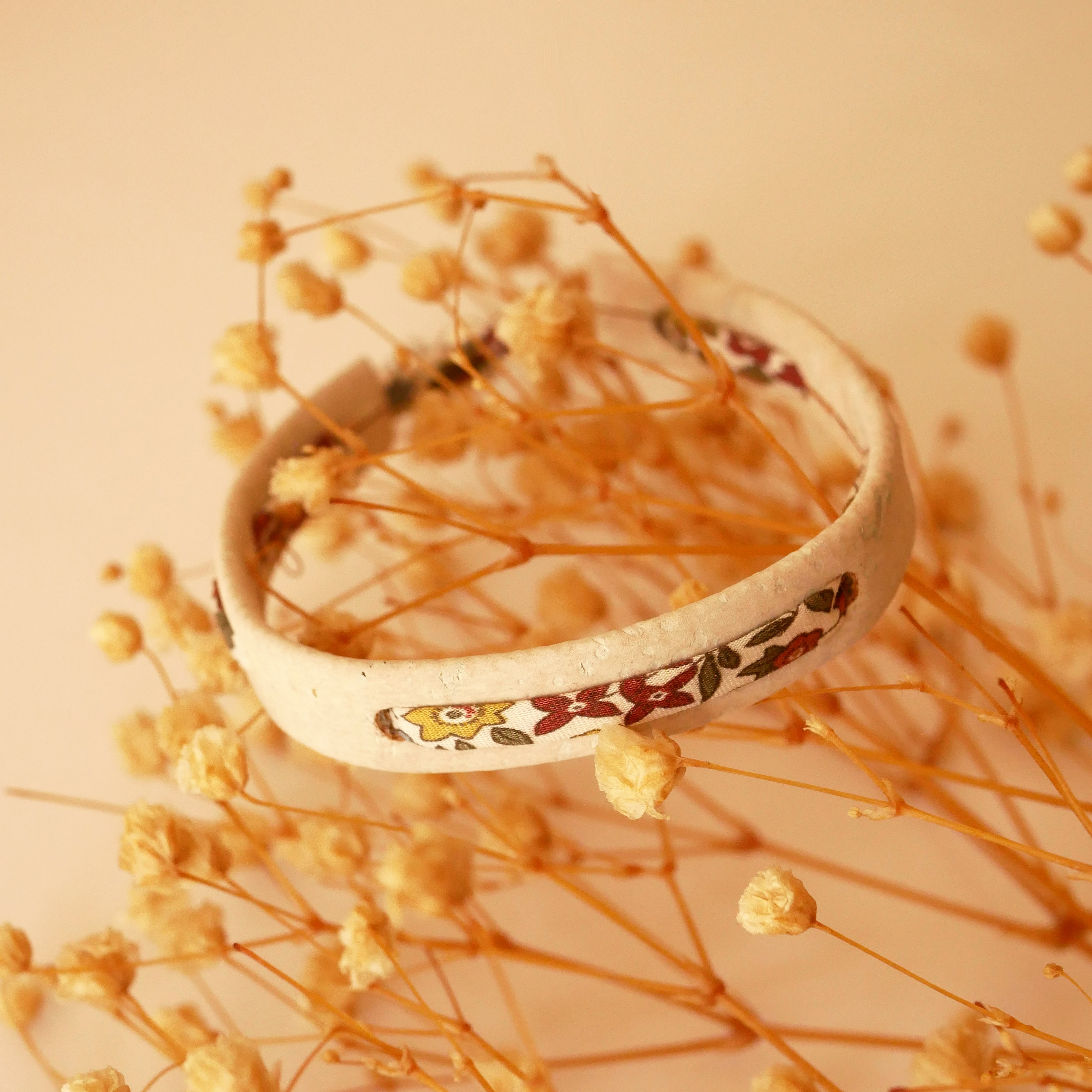 Pulsera Florâme de plantas con cinta Ava liberty sobre corcho blanco
