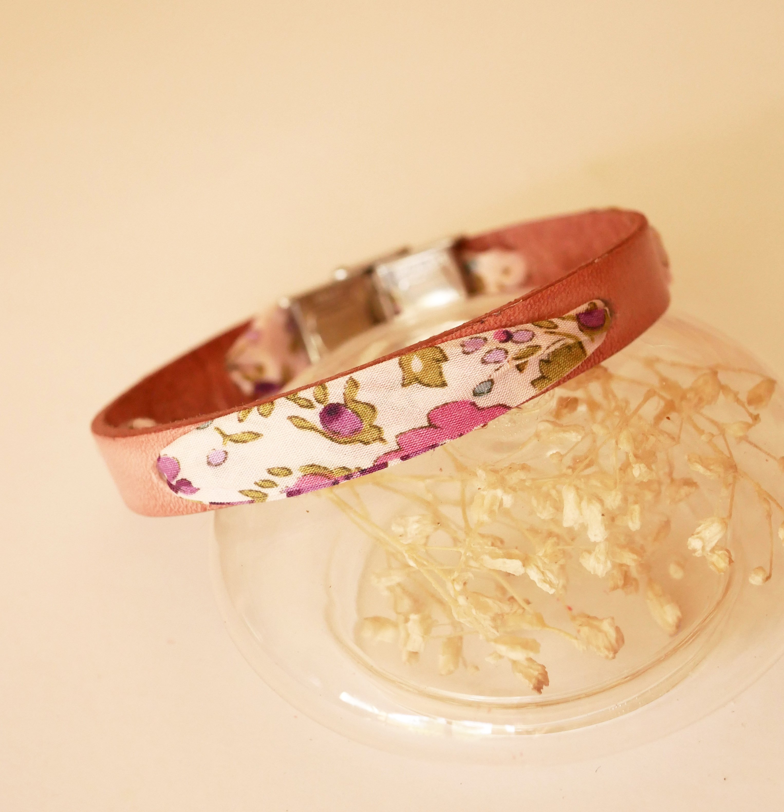 Pulsera Flor&acirc;me con cinta liberty y flores moradas sobre cuero rosa envejecido