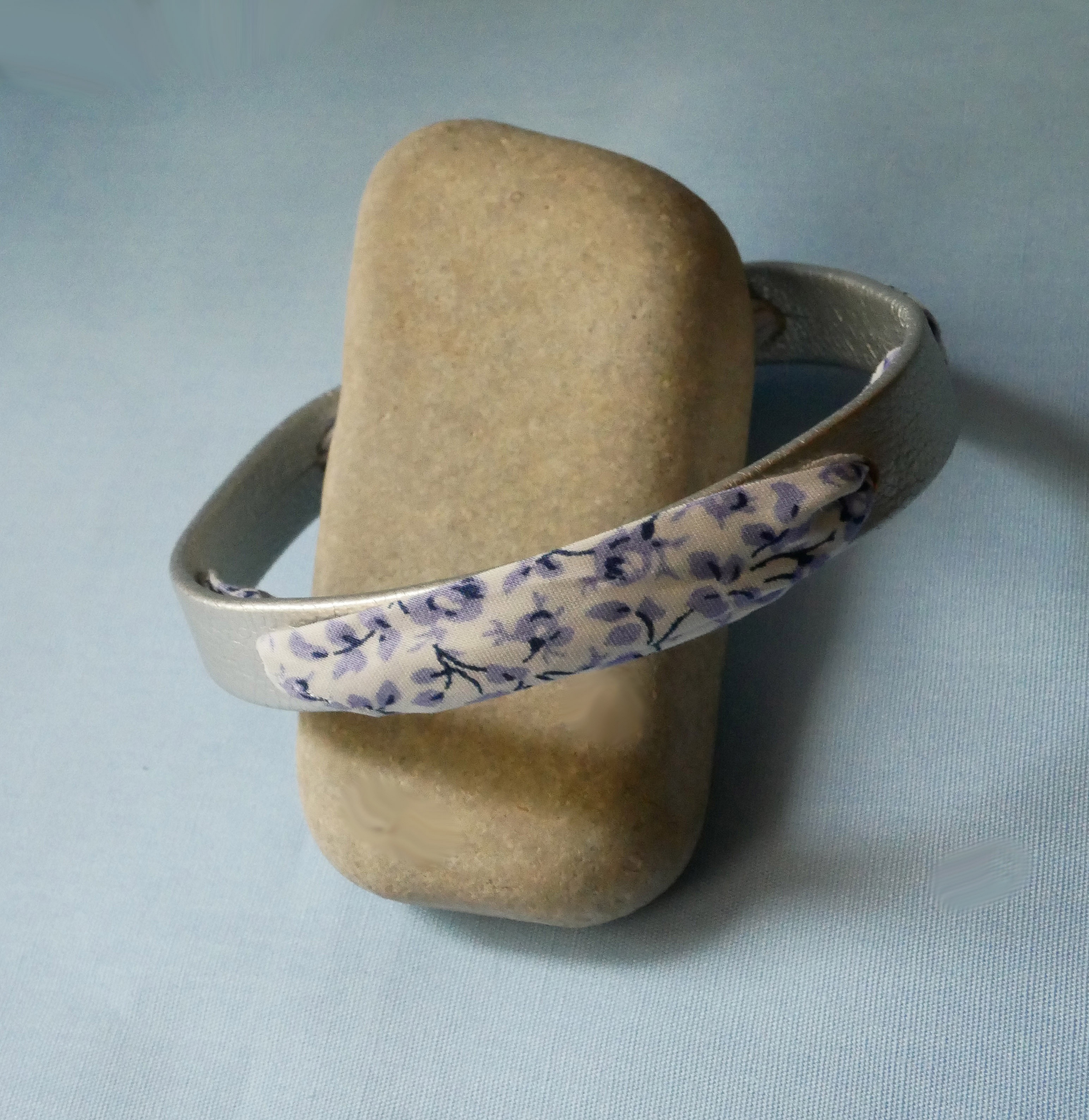 Pulsera Flor&acirc;me con cinta liberty flores azules sobre cuero plateado