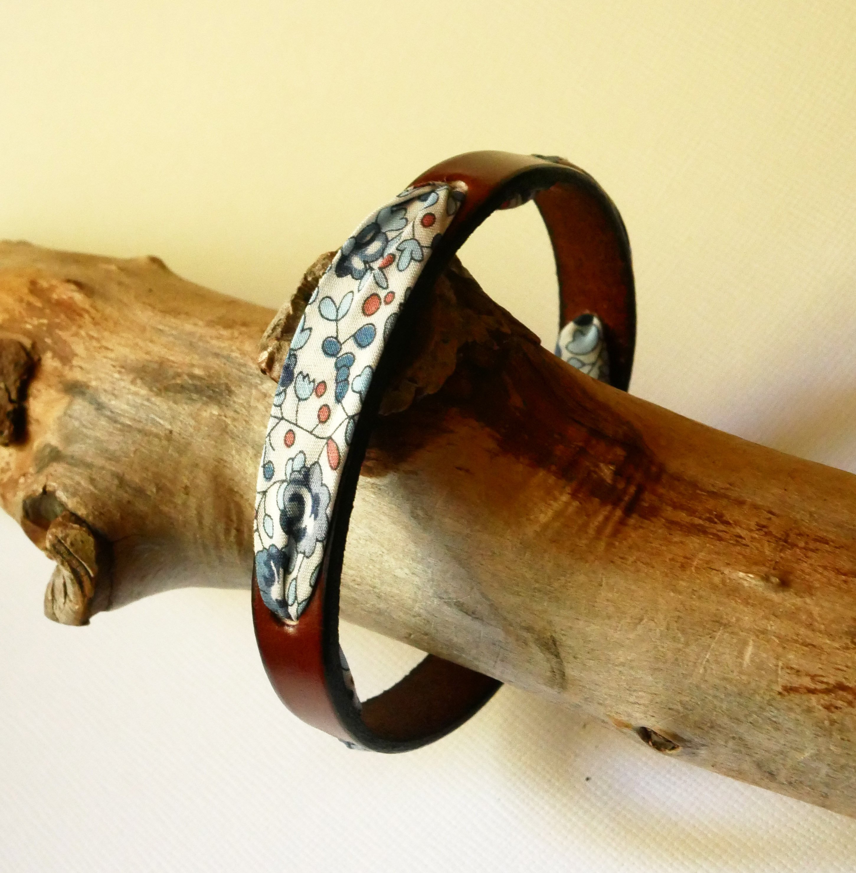 Pulsera Flor&acirc;me con cinta liberty Elo&iuml;se flores azules sobre cuero marr&oacute;n