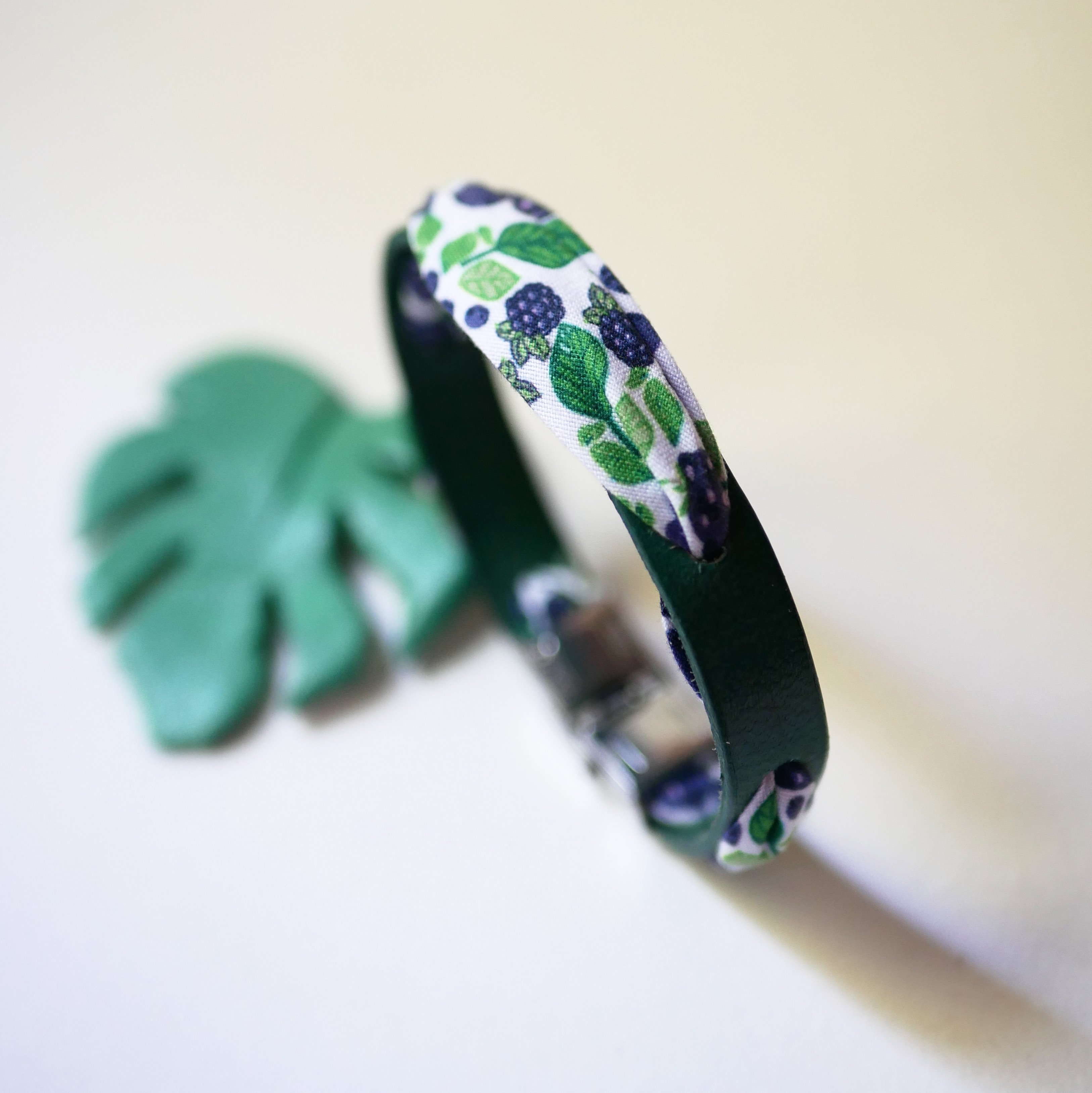 Pulsera Flor&acirc;me con cinta de frutas de mora sobre cuero verde