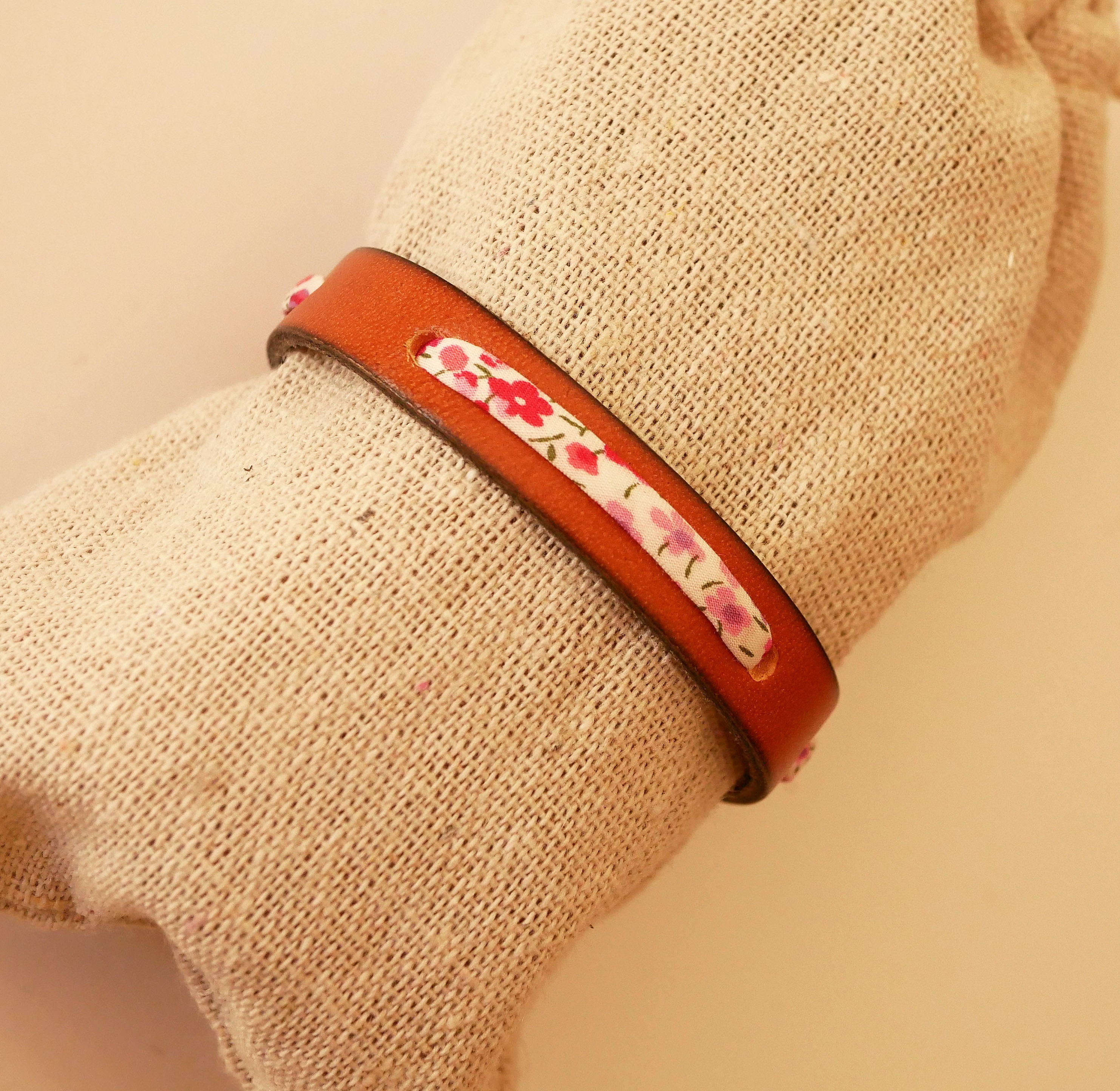 Pulsera Flor&acirc;me con cinta liberty Phoebe Rose en piel marr&oacute;n