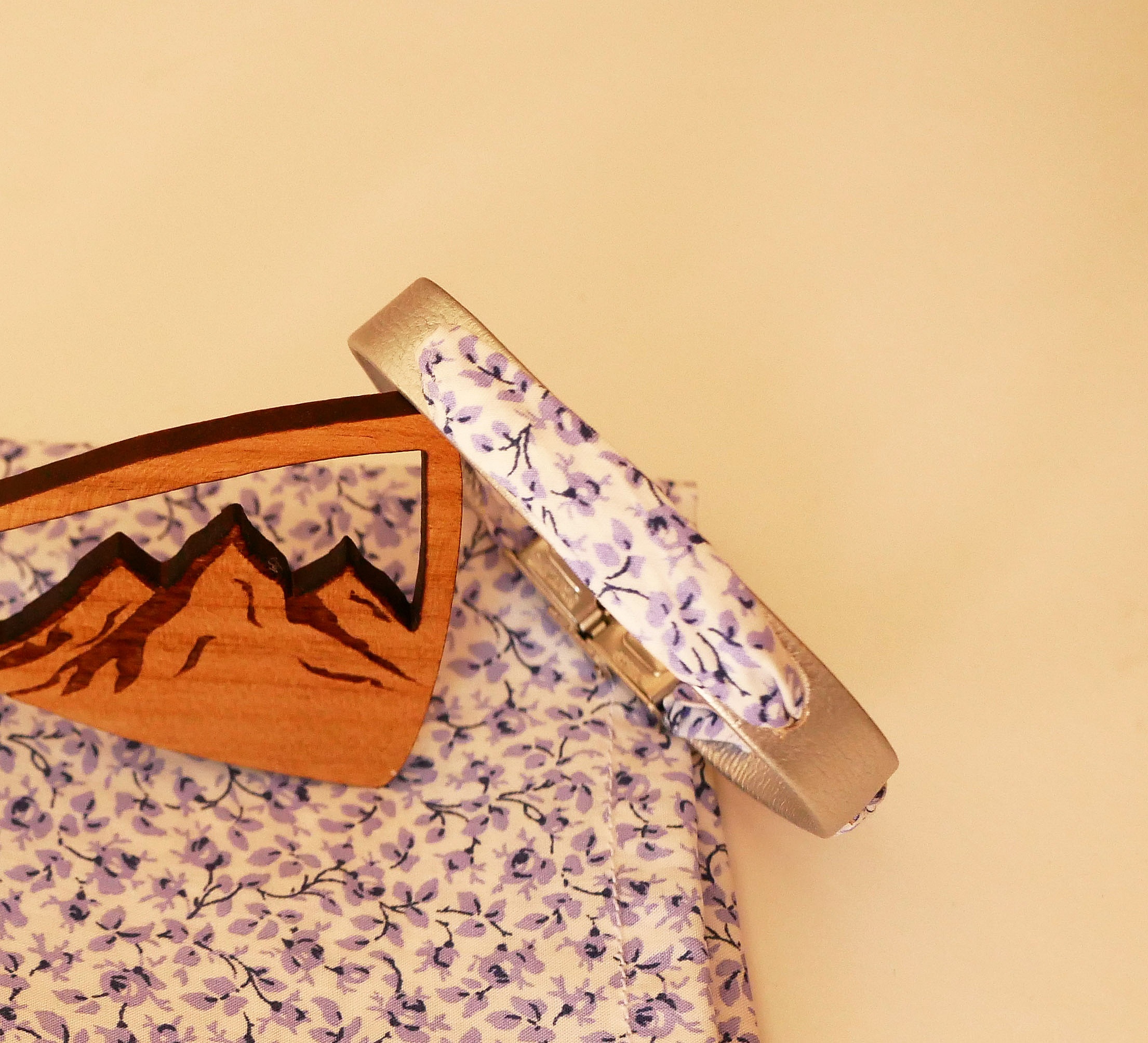 Pulsera Flor&acirc;me con cinta liberty flores azules sobre cuero plateado