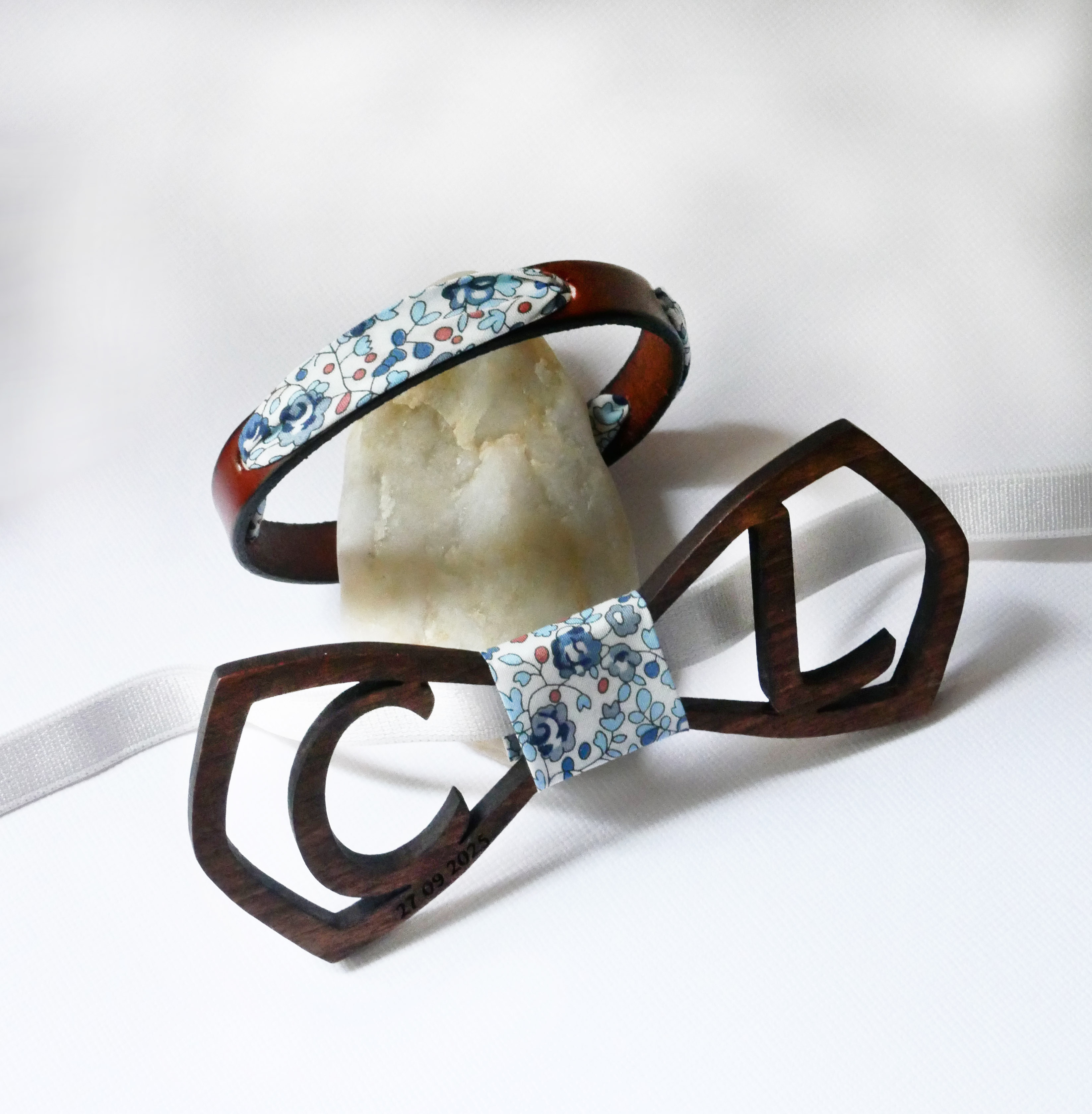 Pulsera Florâme con cinta liberty Eloïse flores azules sobre cuero marrón