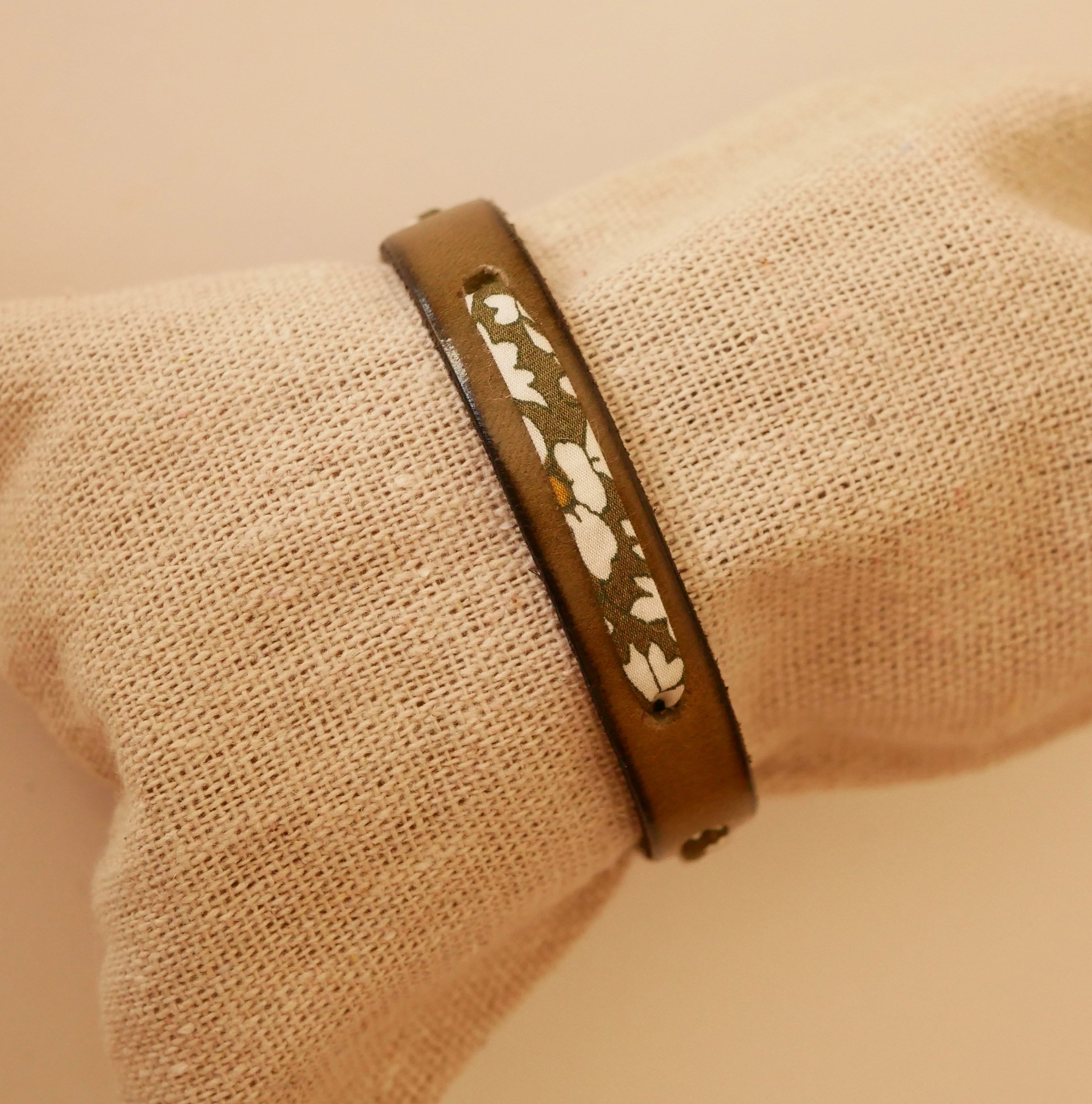 Pulsera Flor&acirc;me con cinta liberty verde sobre cuero verde lima