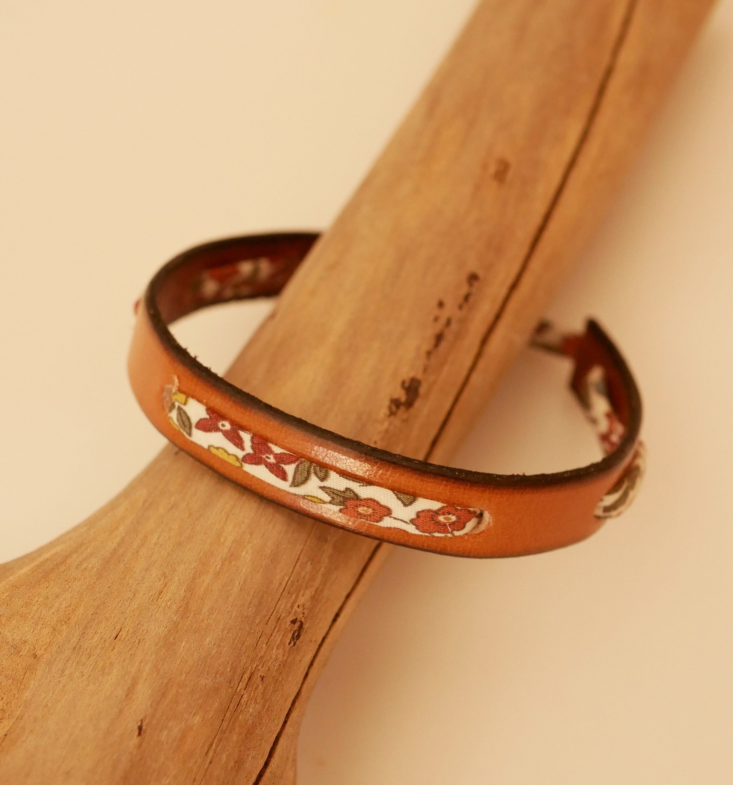 Pulsera Flor&acirc;me con lazo liberty Ava oto&ntilde;o en piel camel