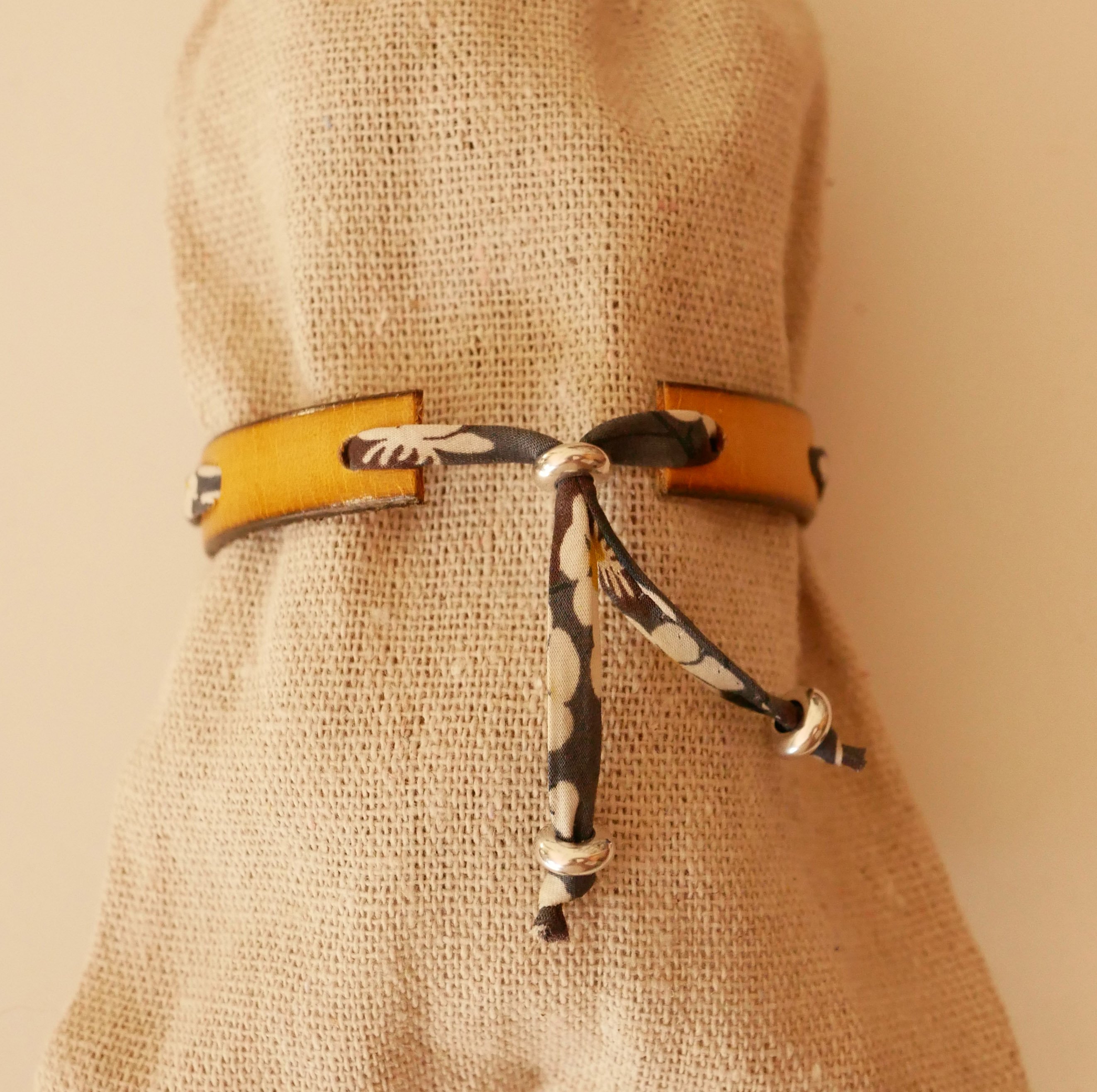 Pulsera Florâme con cinta liberty gris Misti sobre cuero mostaza