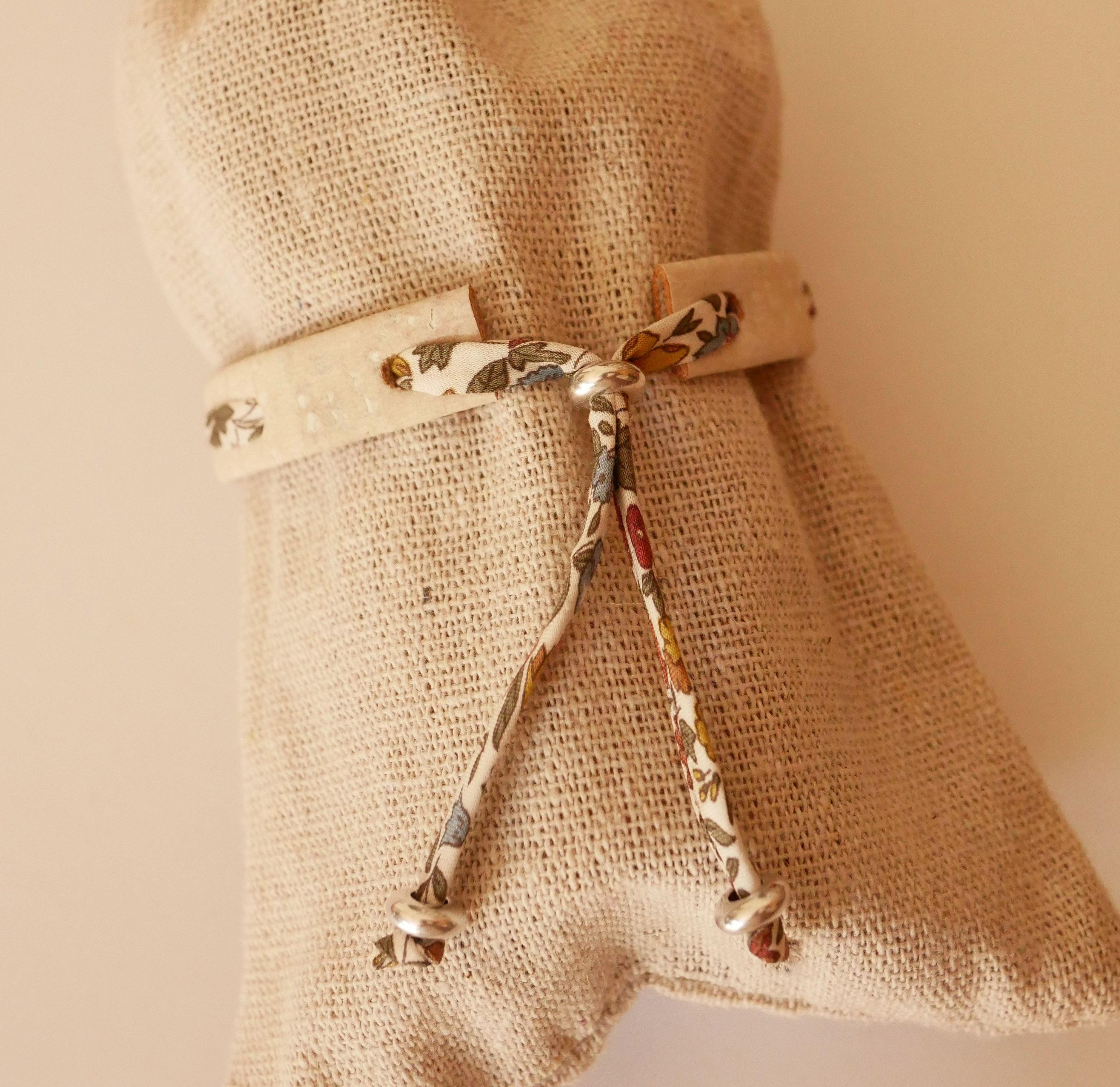 Pulsera Florâme de plantas con cinta Ava liberty sobre corcho blanco