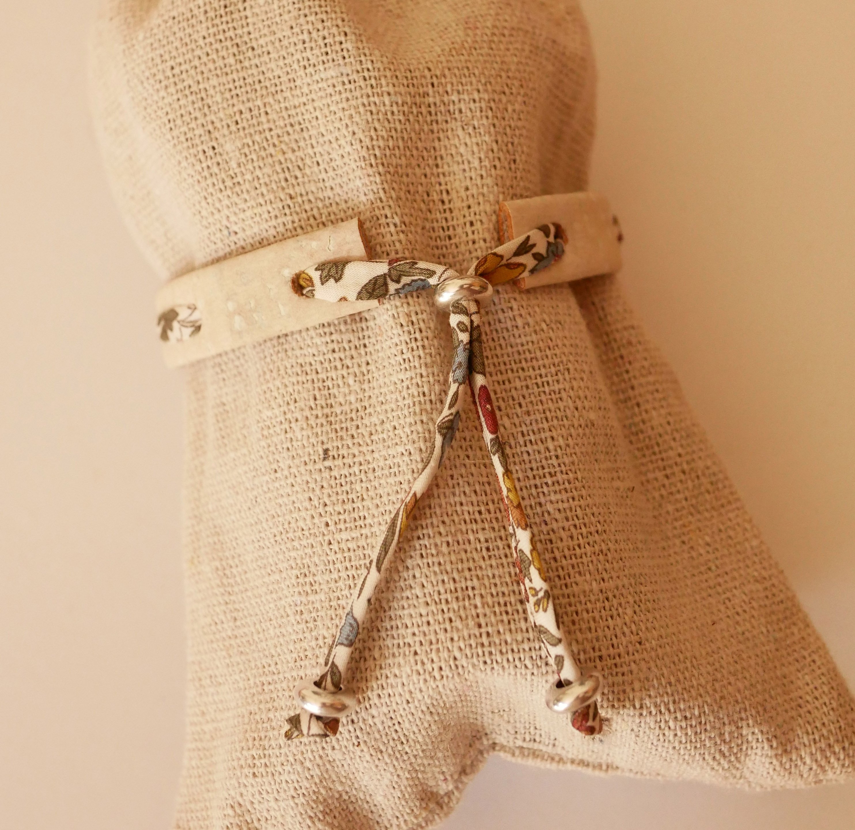 Pulsera Florâme de plantas con cinta Ava liberty sobre corcho blanco