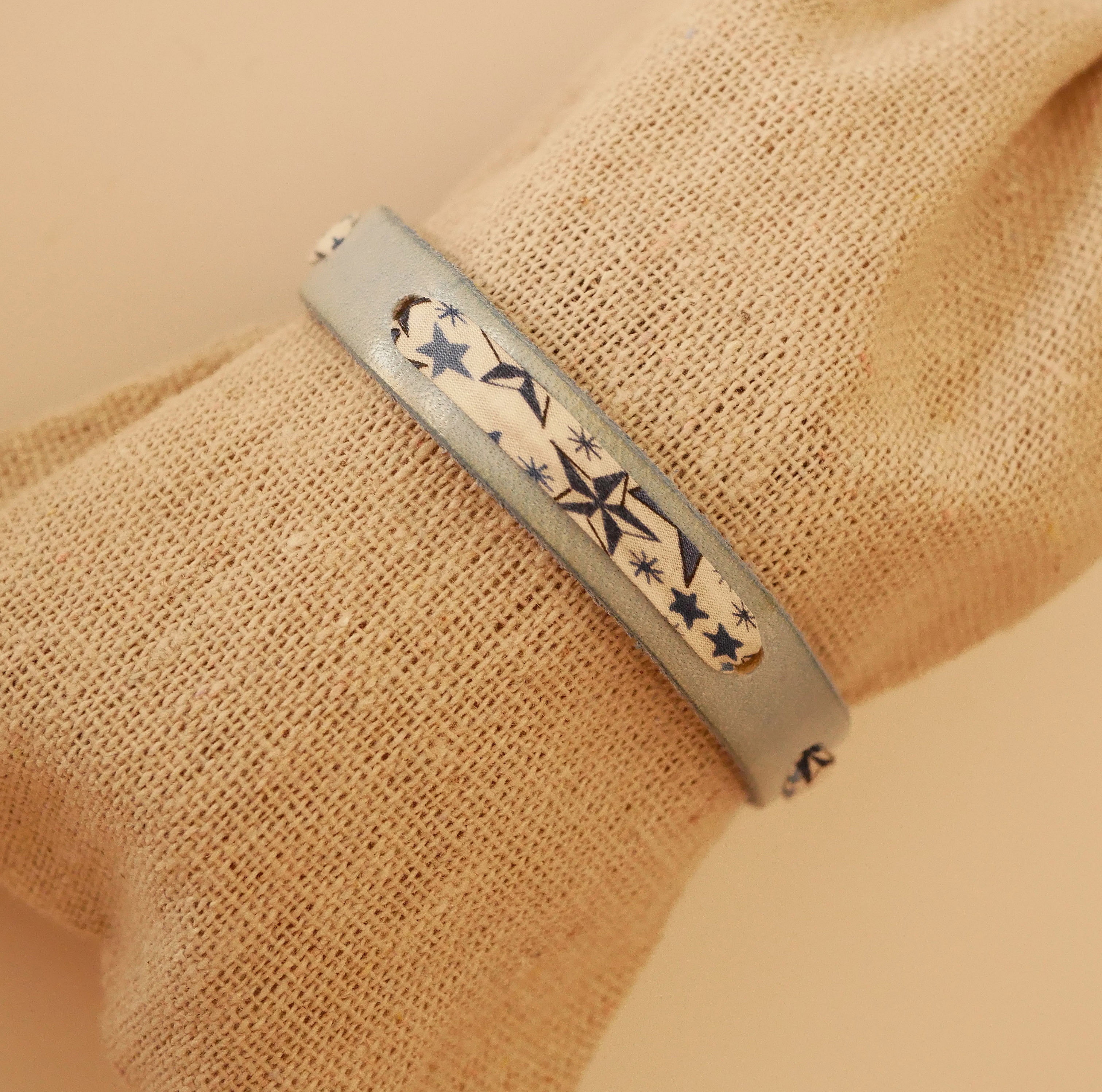 Pulsera Flor&acirc;me con lazo liberty estrellas azules sobre cuero celeste