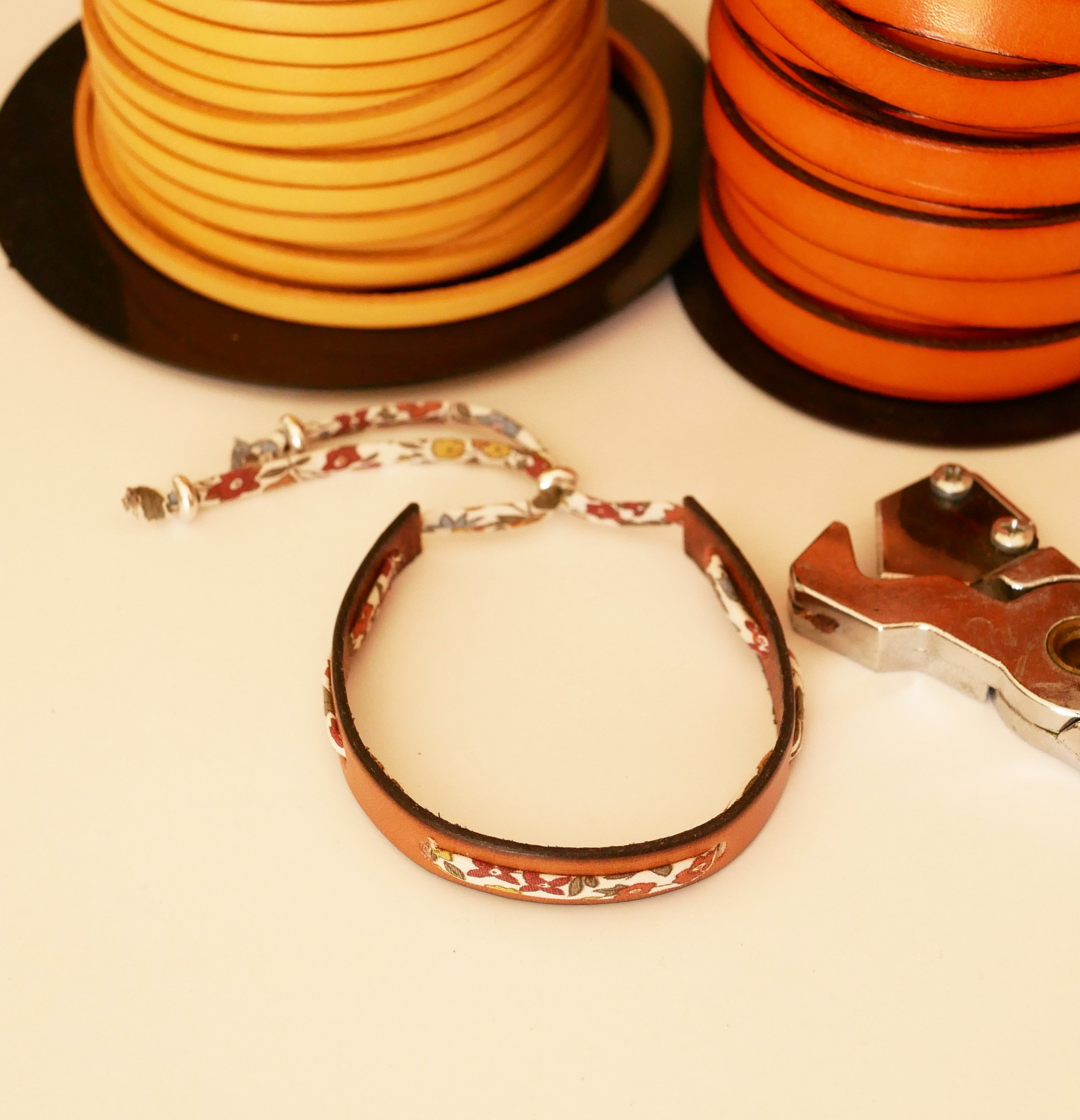 Pulsera Flor&acirc;me con lazo liberty Ava oto&ntilde;o en piel camel