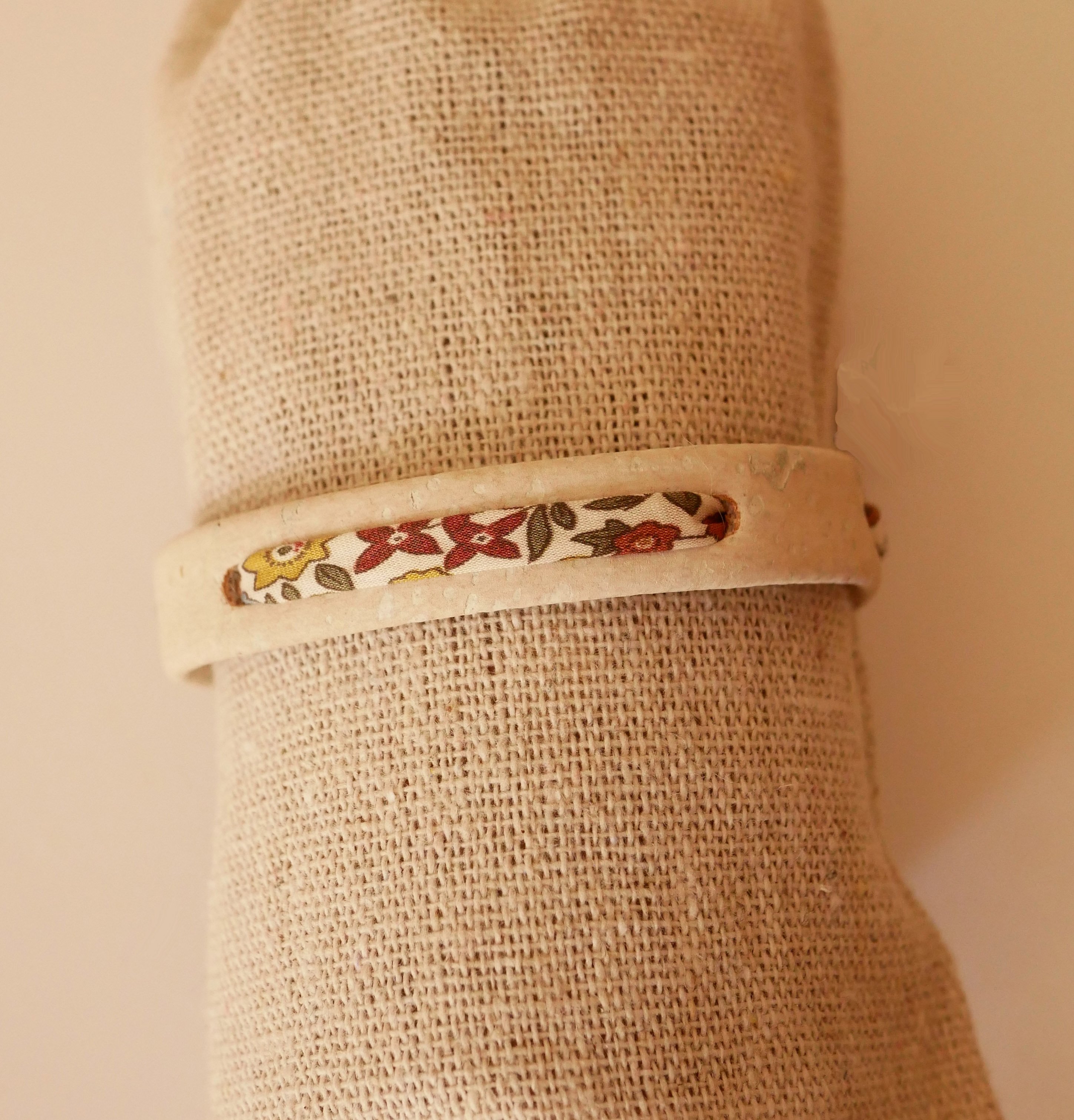 Pulsera Florâme de plantas con cinta Ava liberty sobre corcho blanco