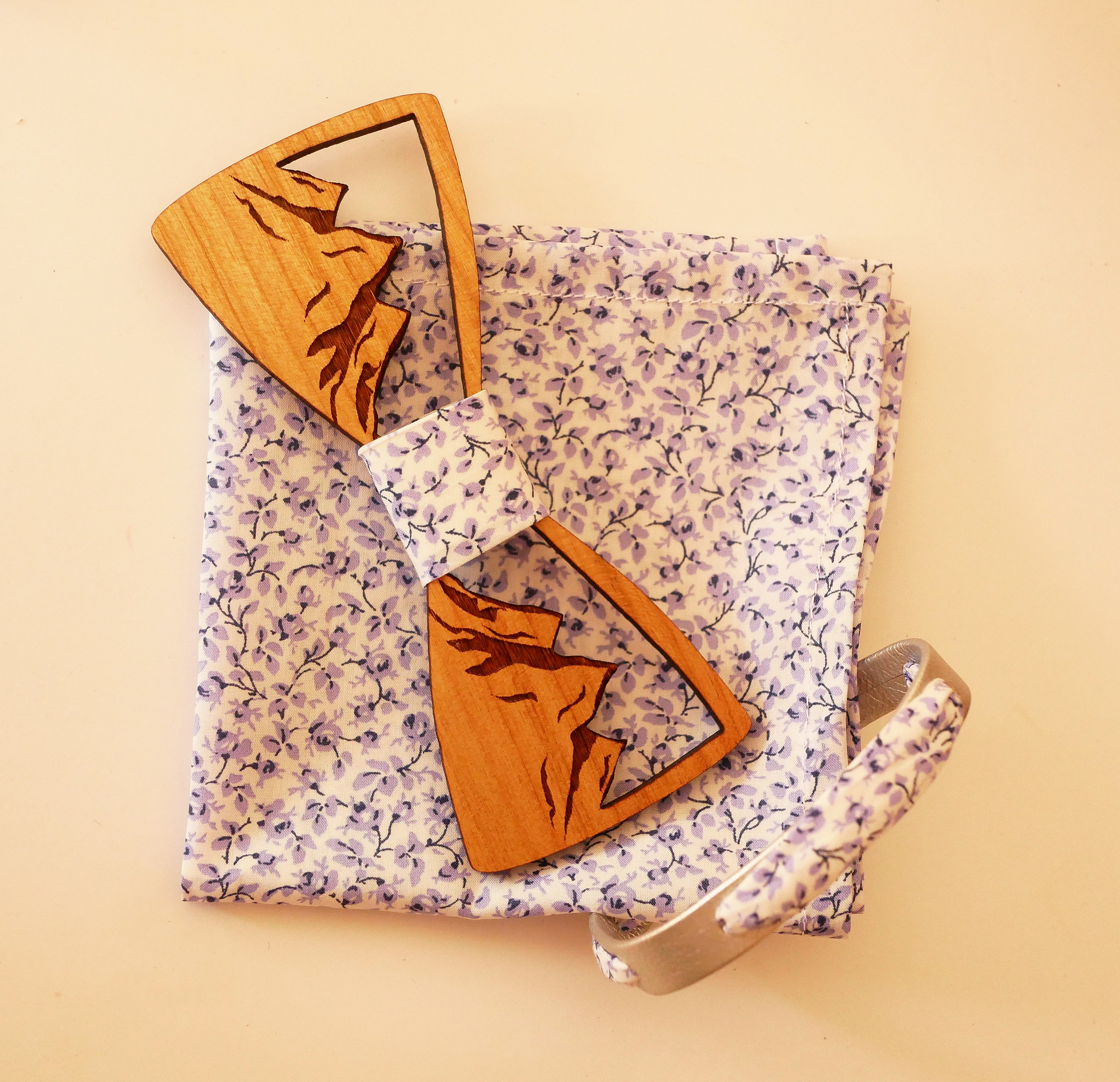 Pulsera Flor&acirc;me con cinta liberty flores azules sobre cuero plateado