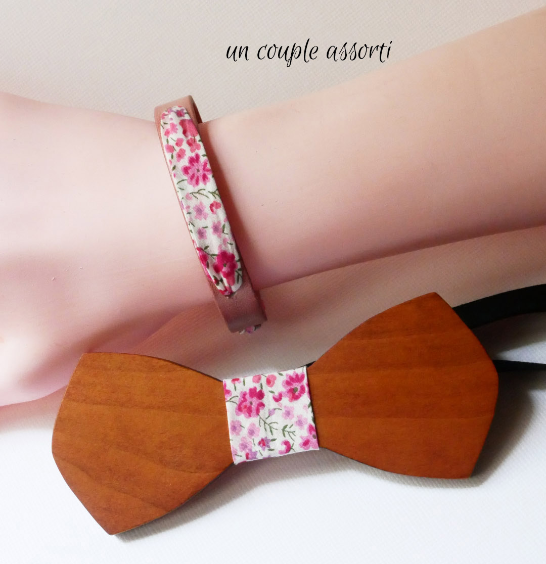 Pulsera Florâme con flores de cinta liberty rosa sobre cuero rosa envejecido