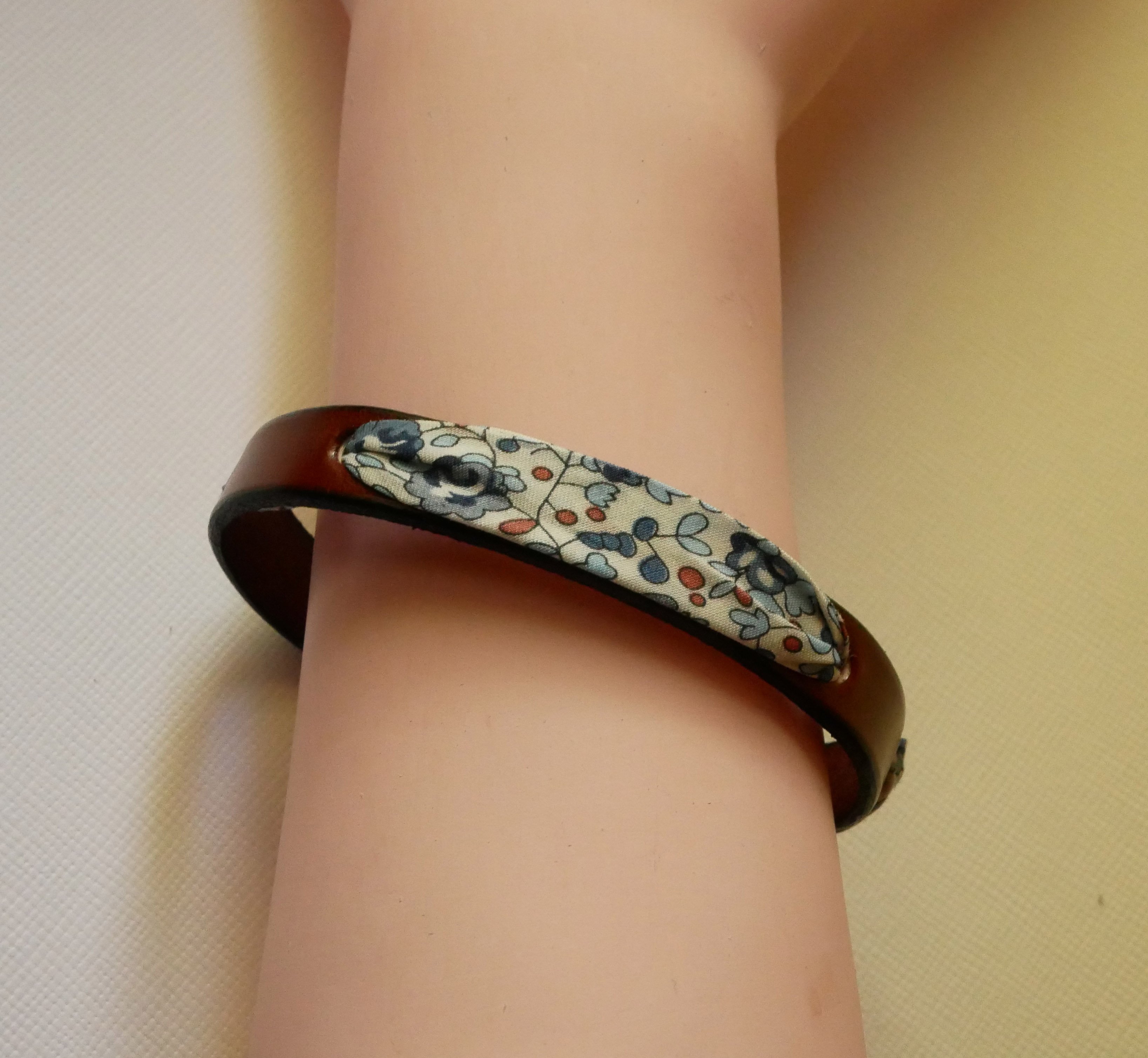Pulsera Florâme con cinta liberty Eloïse flores azules sobre cuero marrón