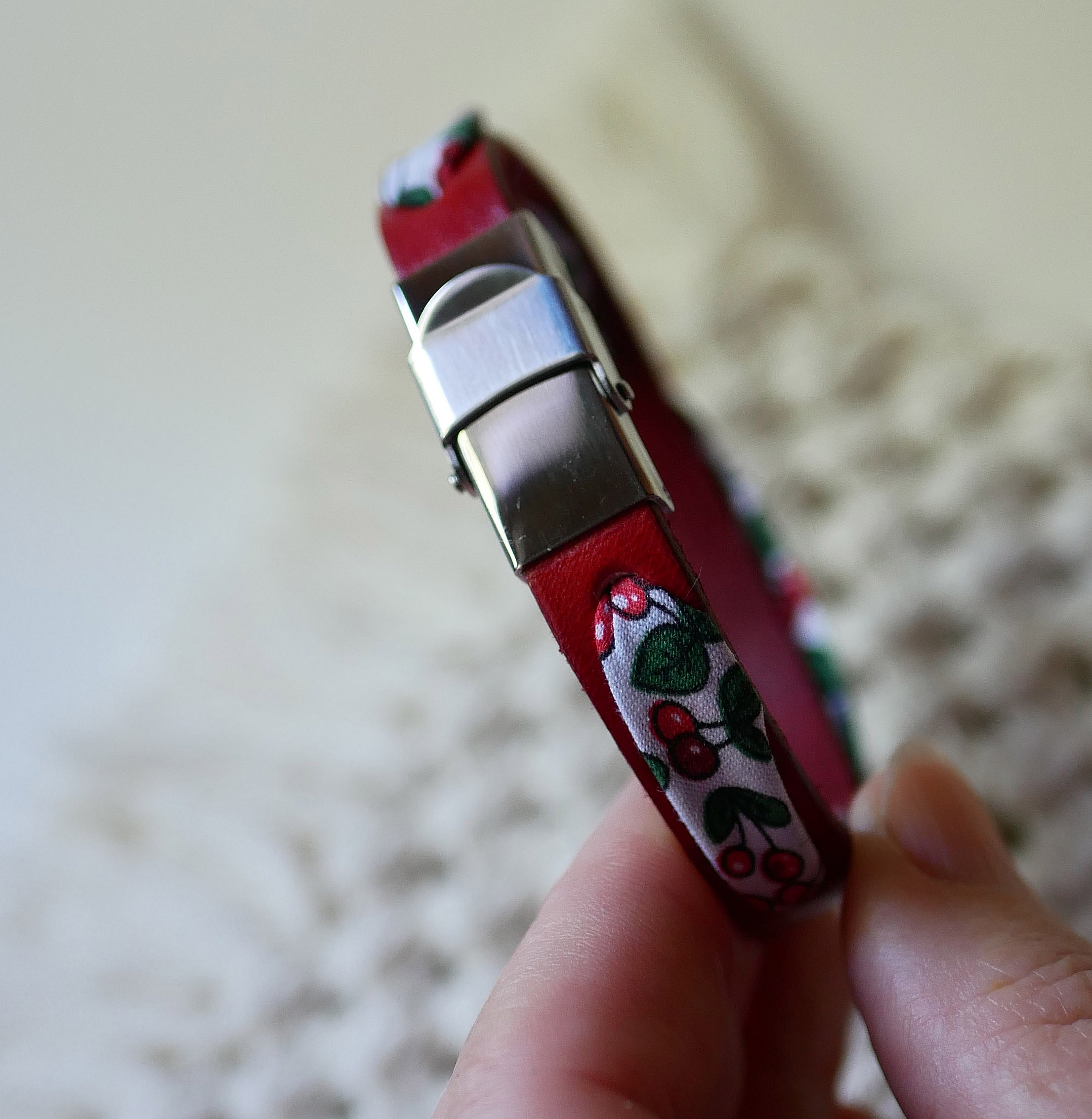 Pulsera Flor&acirc;me con cinta de cerezas sobre cuero rojo