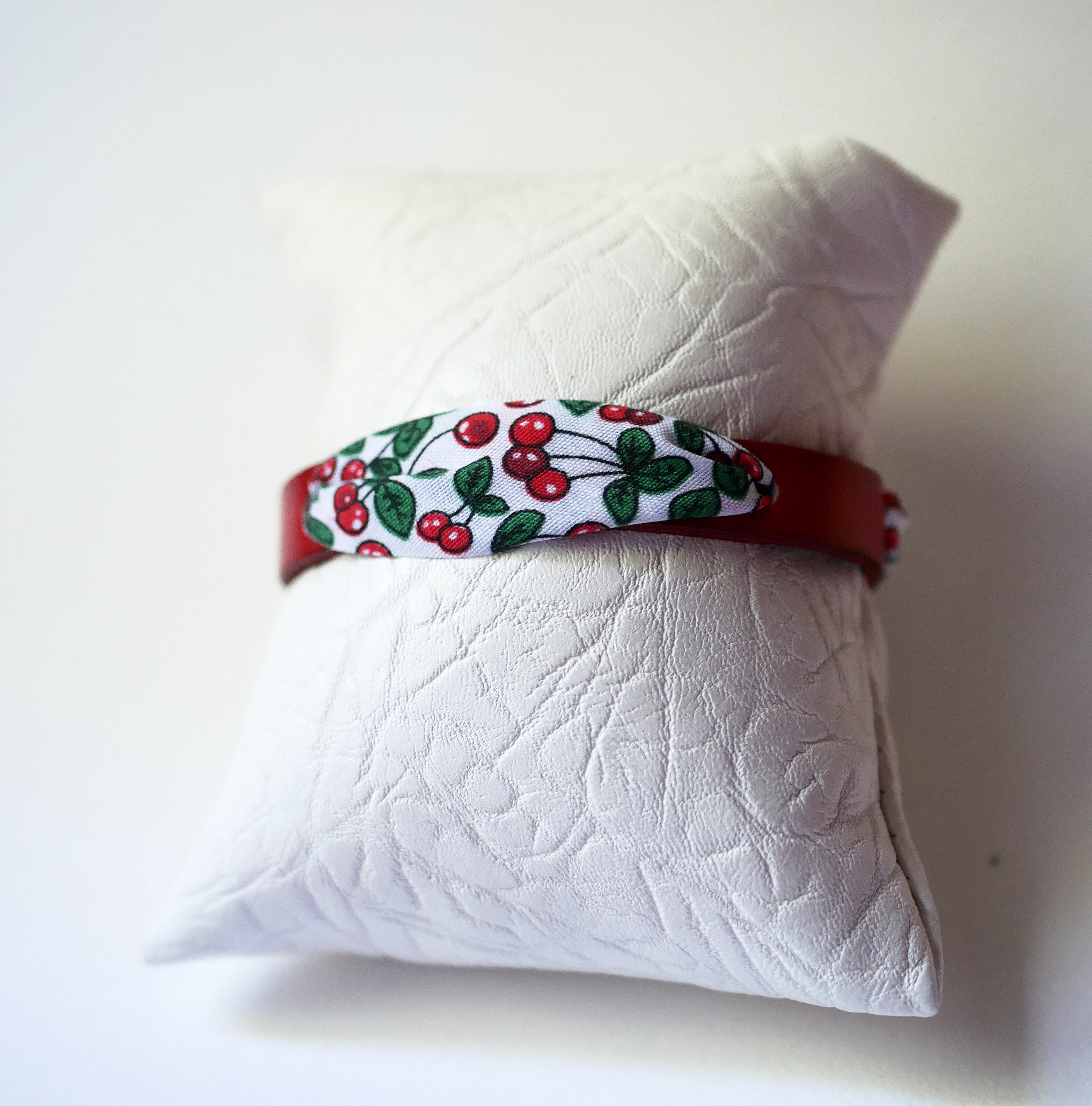 Pulsera Flor&acirc;me con cinta de cerezas sobre cuero rojo