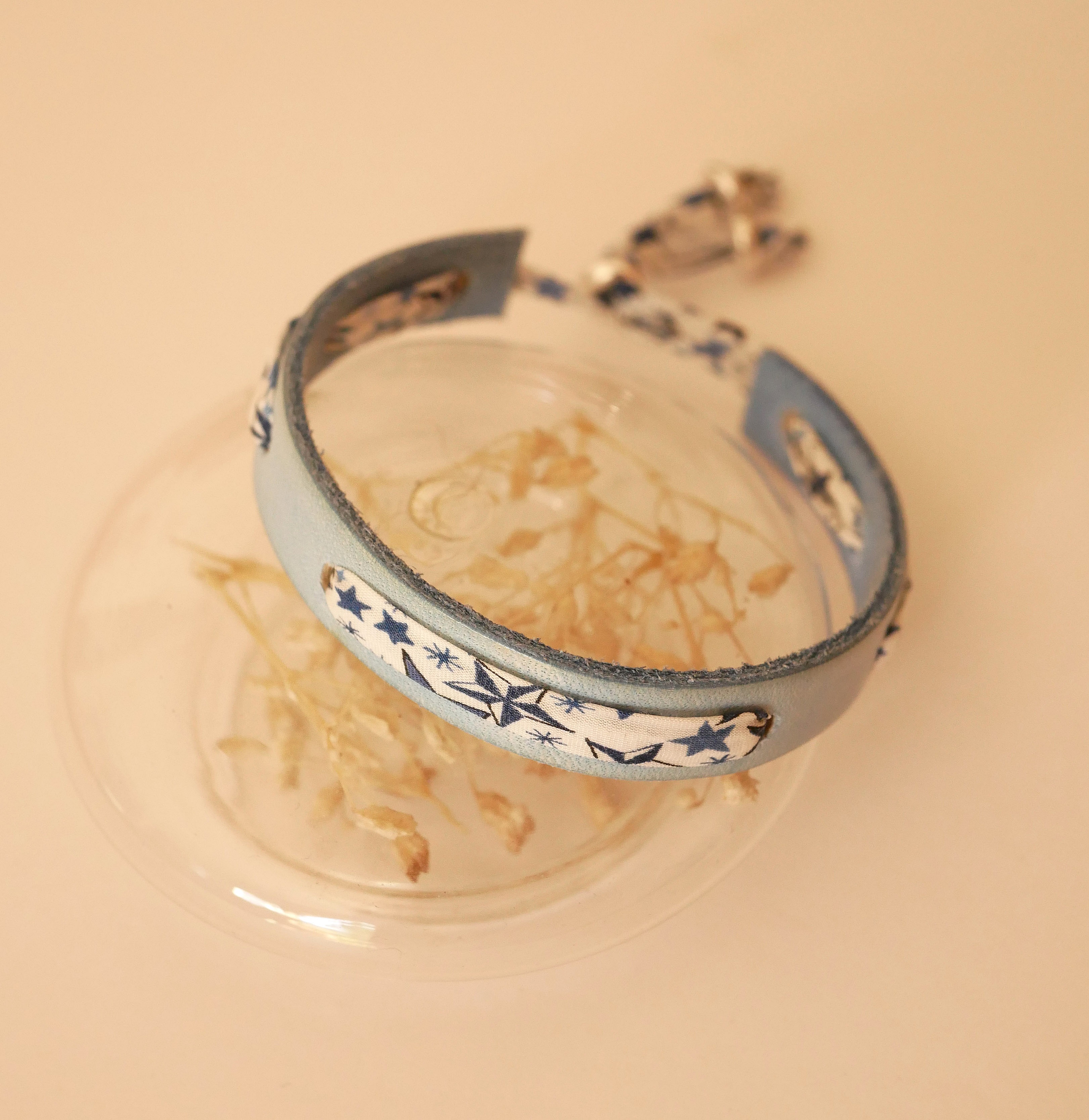 Pulsera Flor&acirc;me con lazo liberty estrellas azules sobre cuero celeste