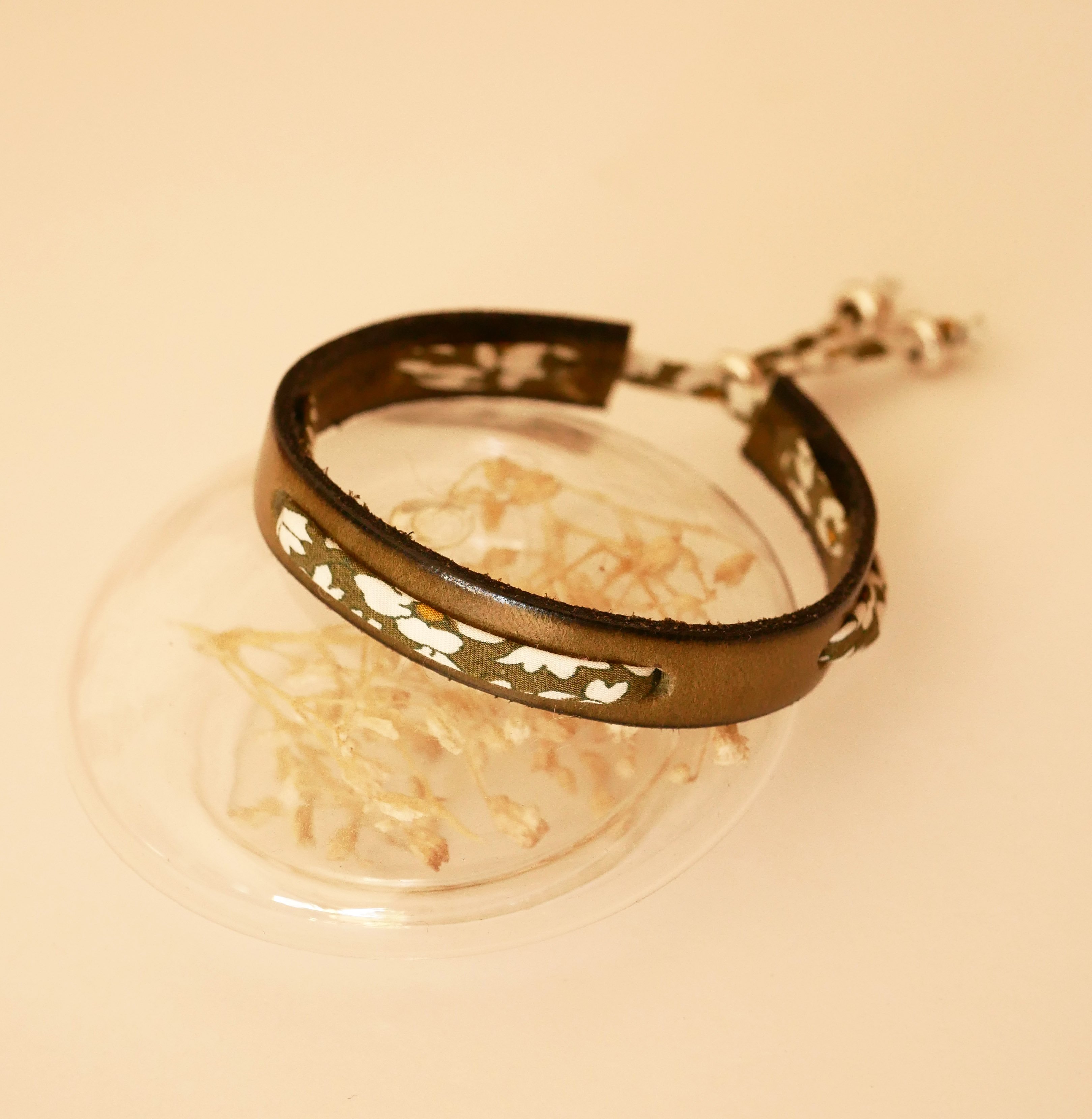 Pulsera Flor&acirc;me con cinta liberty verde sobre cuero verde lima