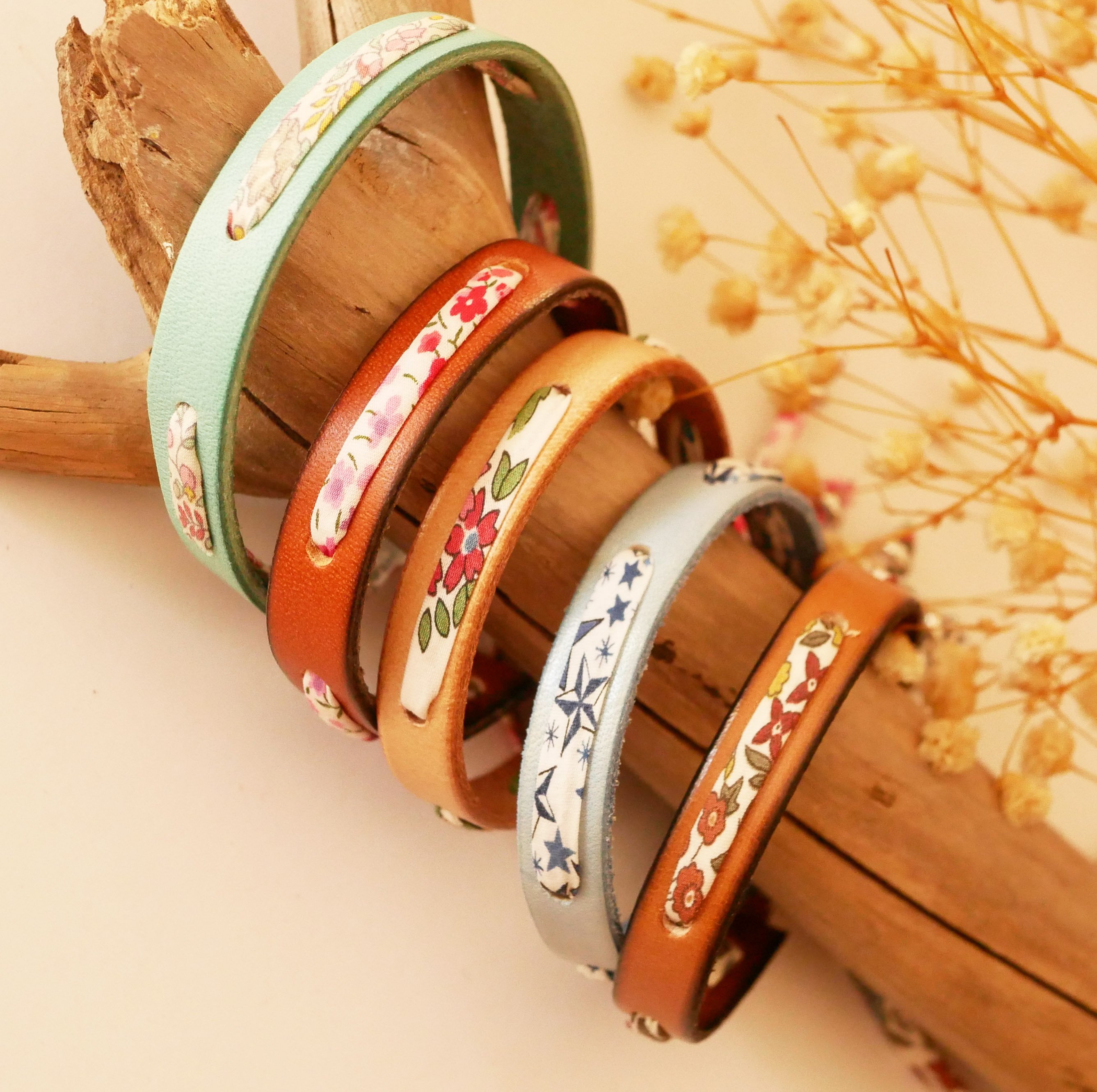 Pulsera Flor&acirc;me de cinta liberty fresa sobre piel natural