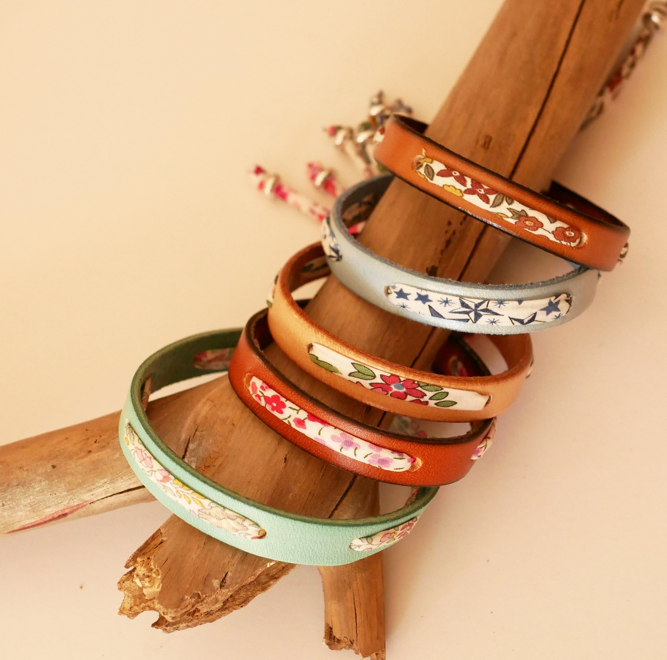 Pulsera Flor&acirc;me con cinta liberty pastel sobre cuero verde celad&oacute;n