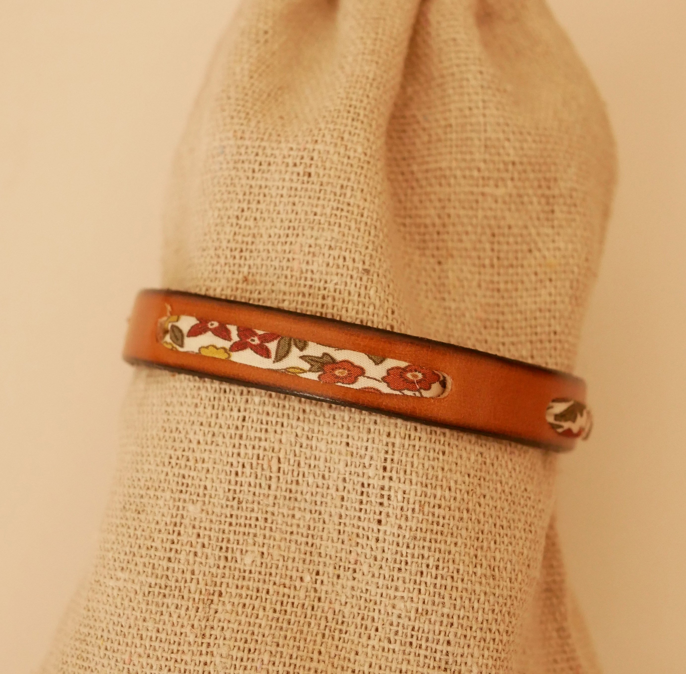 Pulsera Flor&acirc;me con lazo liberty Ava oto&ntilde;o en piel camel
