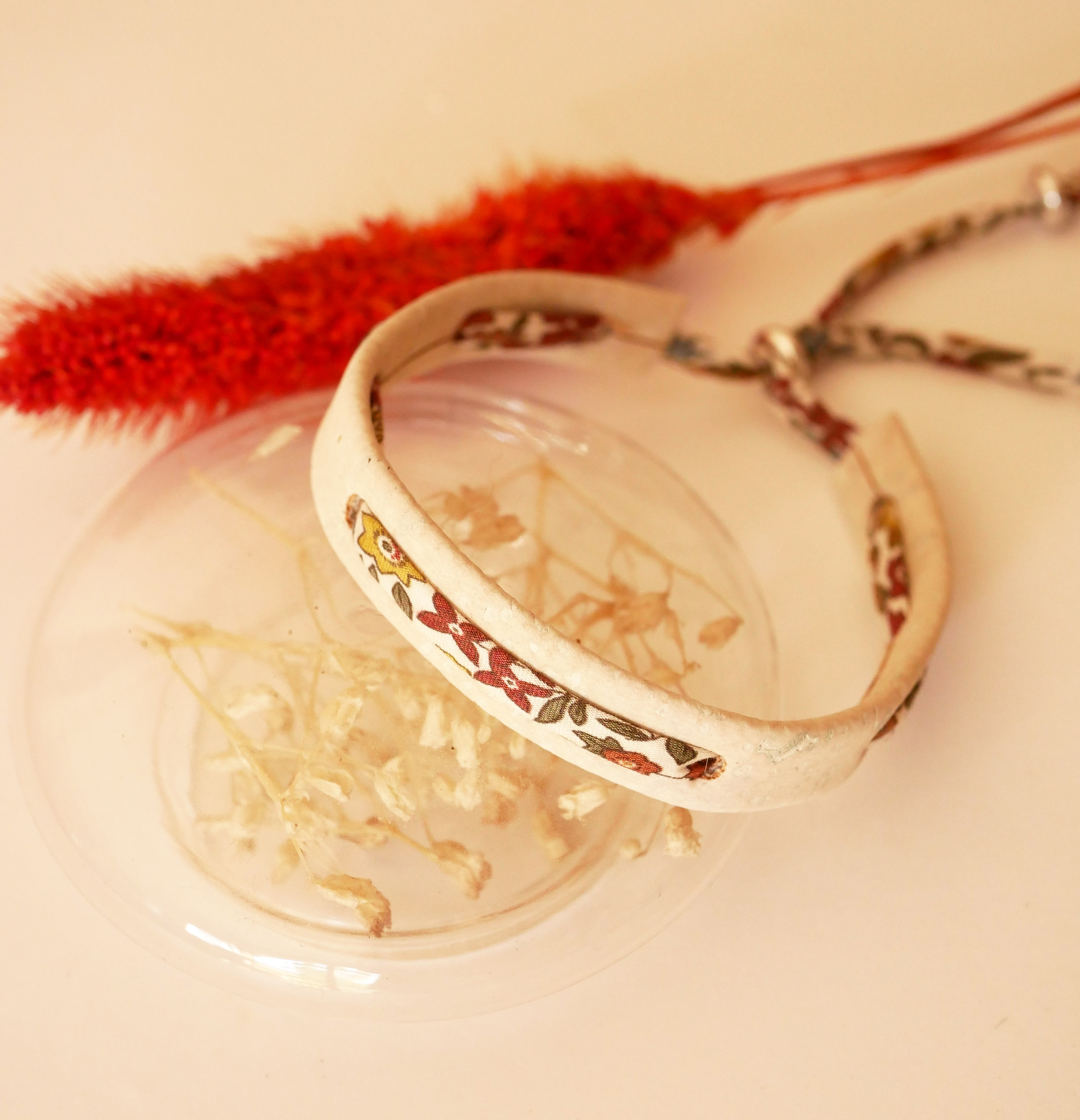 Pulsera Florâme de plantas con cinta Ava liberty sobre corcho blanco