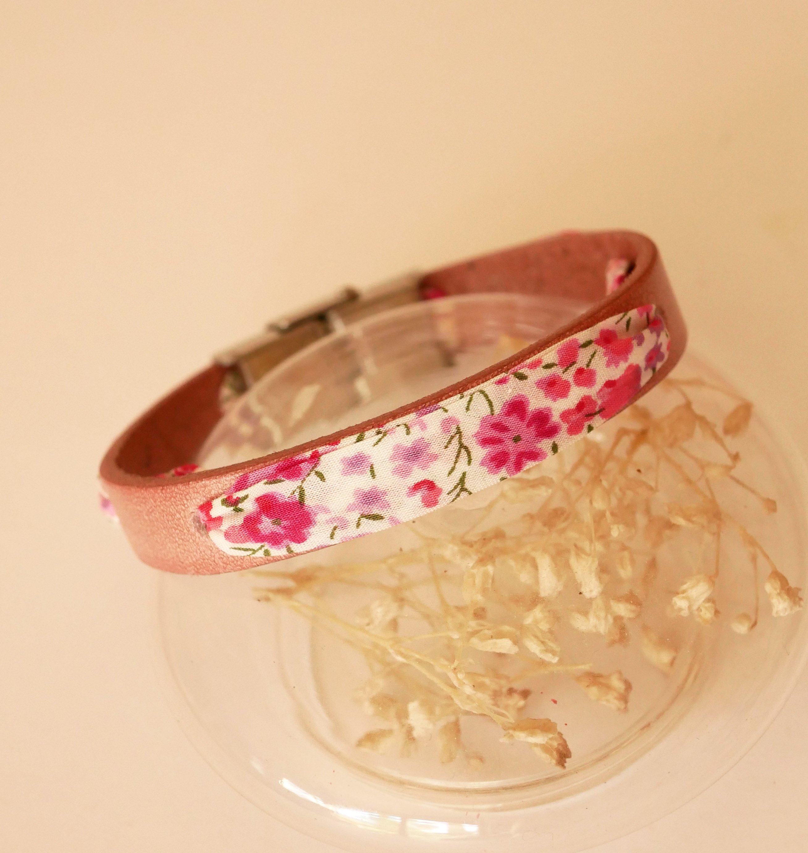 Pulsera Flor&acirc;me con flores de cinta liberty rosa sobre cuero rosa envejecido