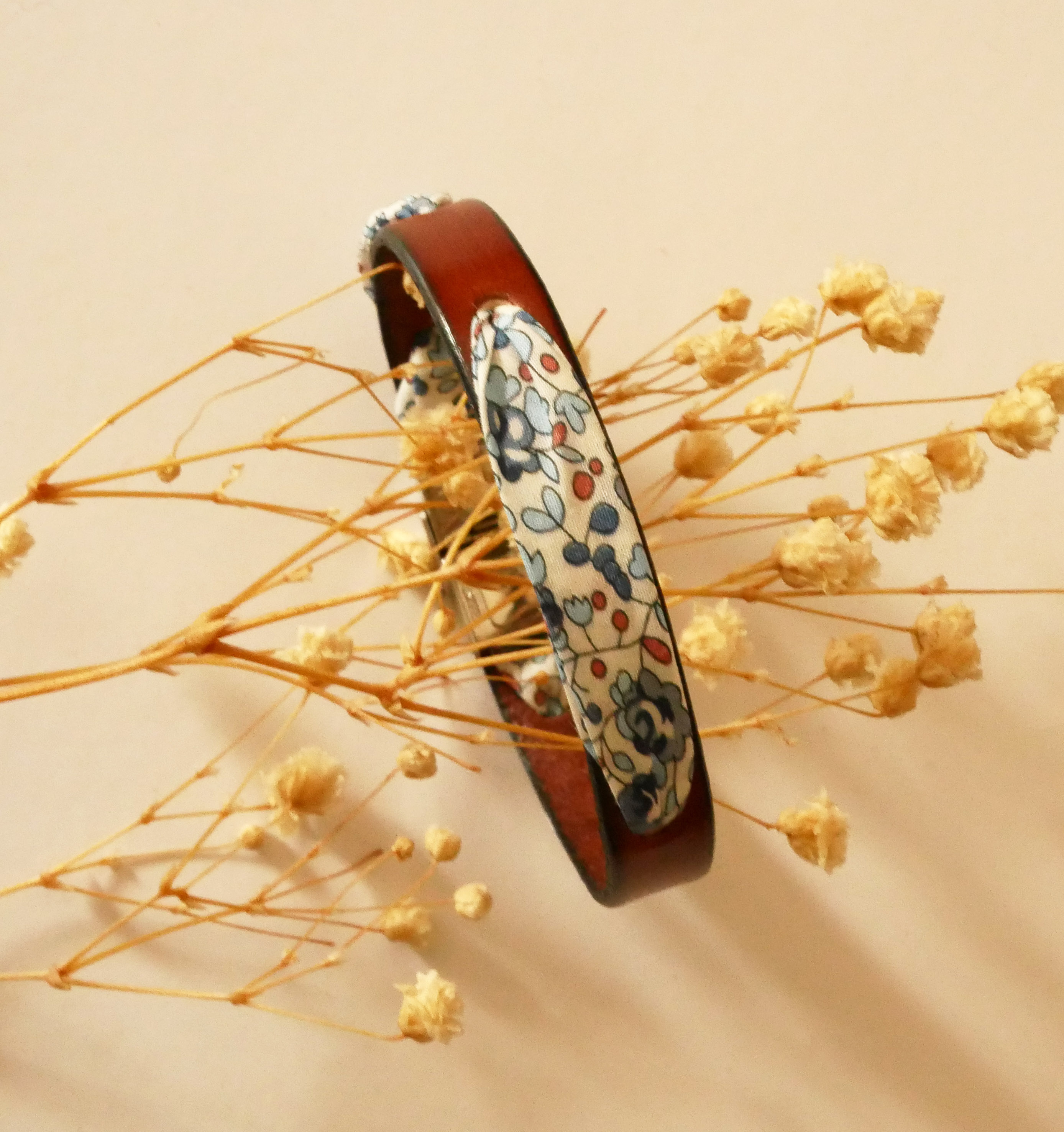 Pulsera Florâme con cinta liberty Eloïse flores azules sobre cuero marrón