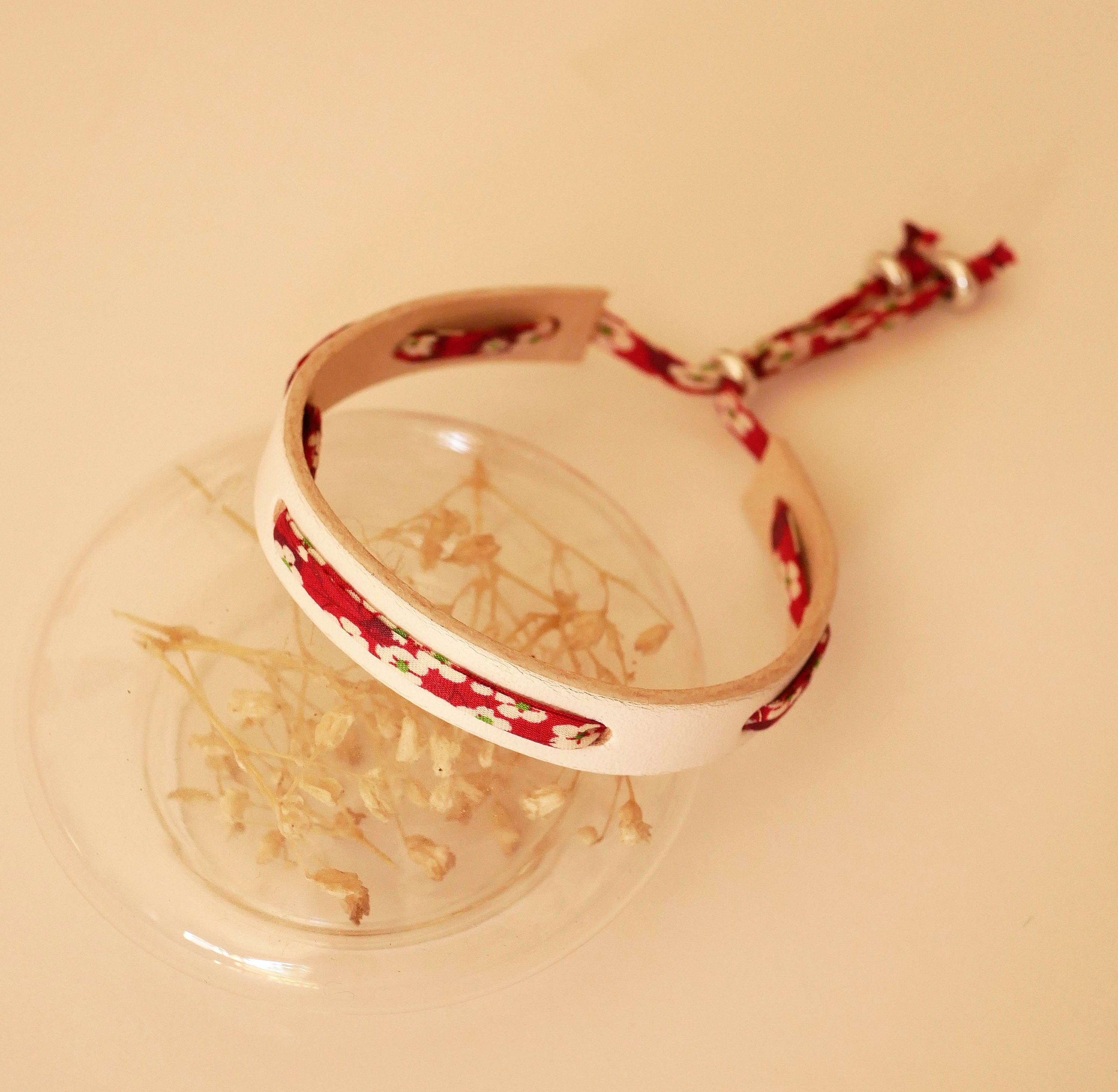 Pulsera Flor&acirc;me con cinta liberty roja Misti sobre cuero blanco