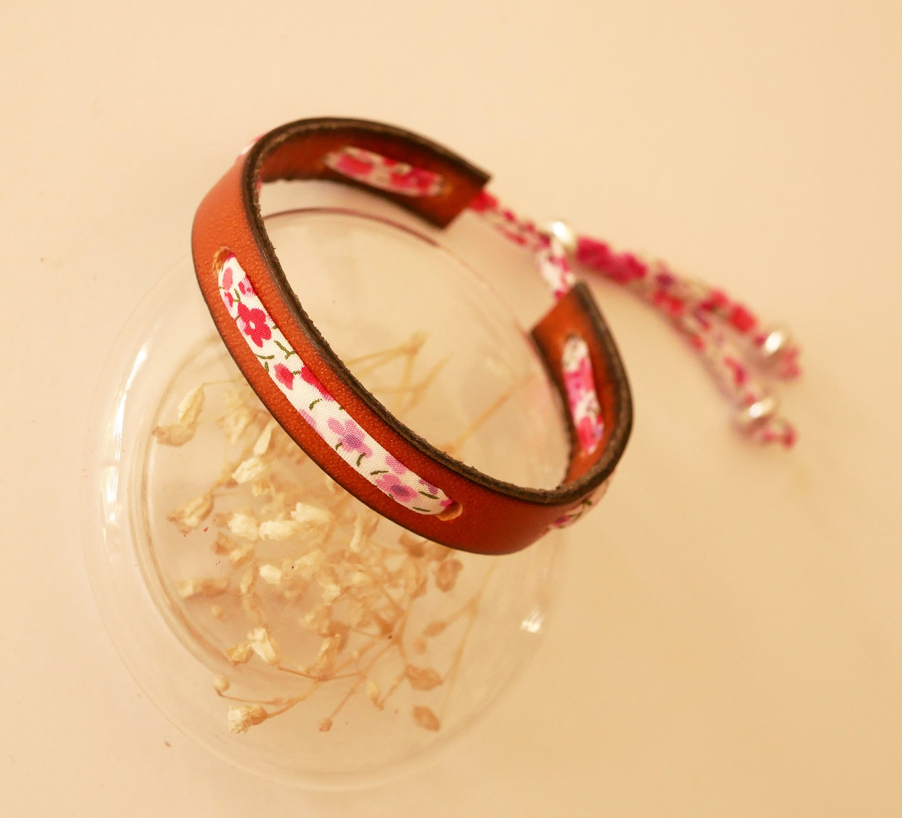 Pulsera Flor&acirc;me con cinta liberty Phoebe Rose en piel marr&oacute;n