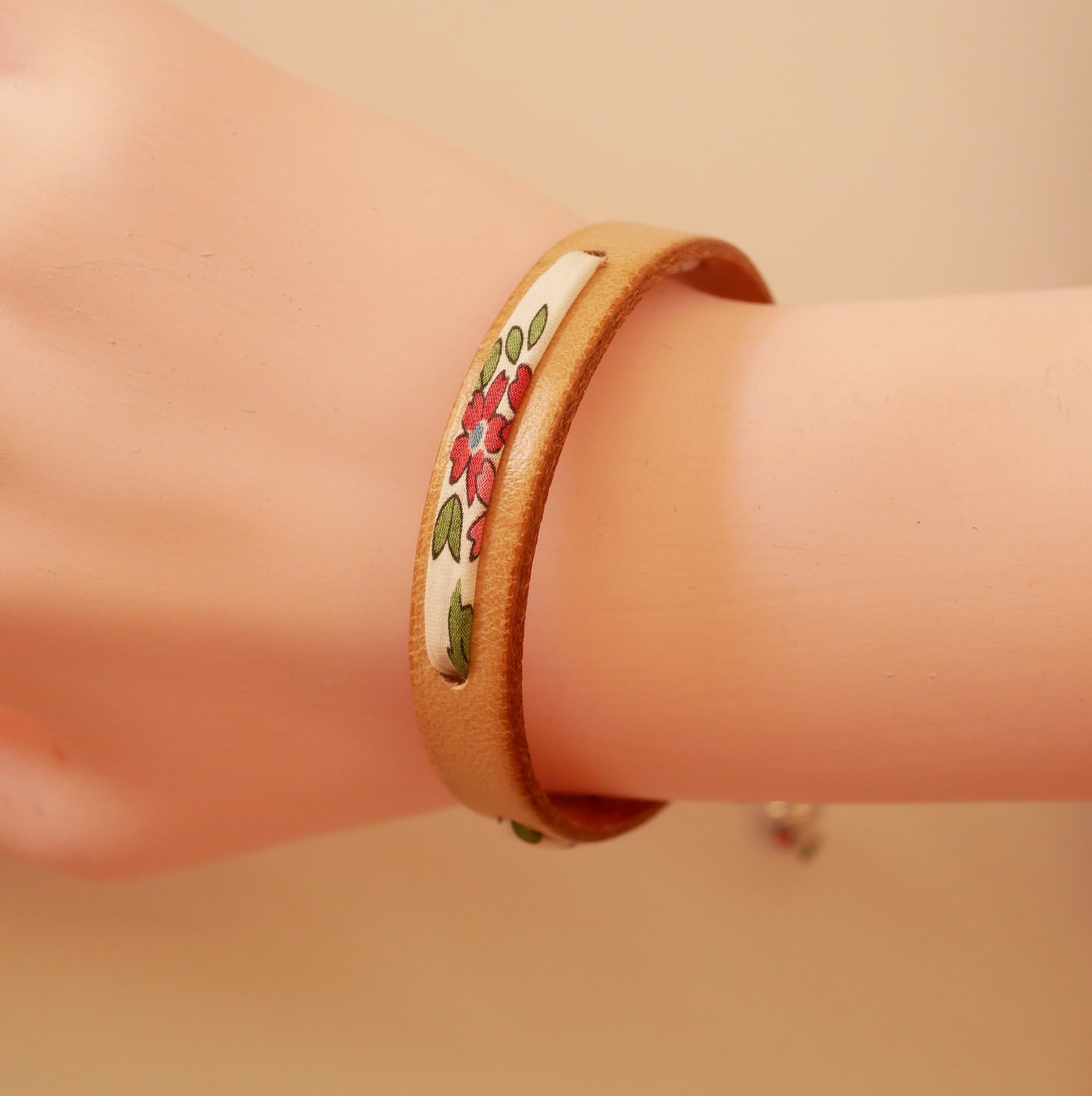 Pulsera Flor&acirc;me de cinta liberty fresa sobre piel natural