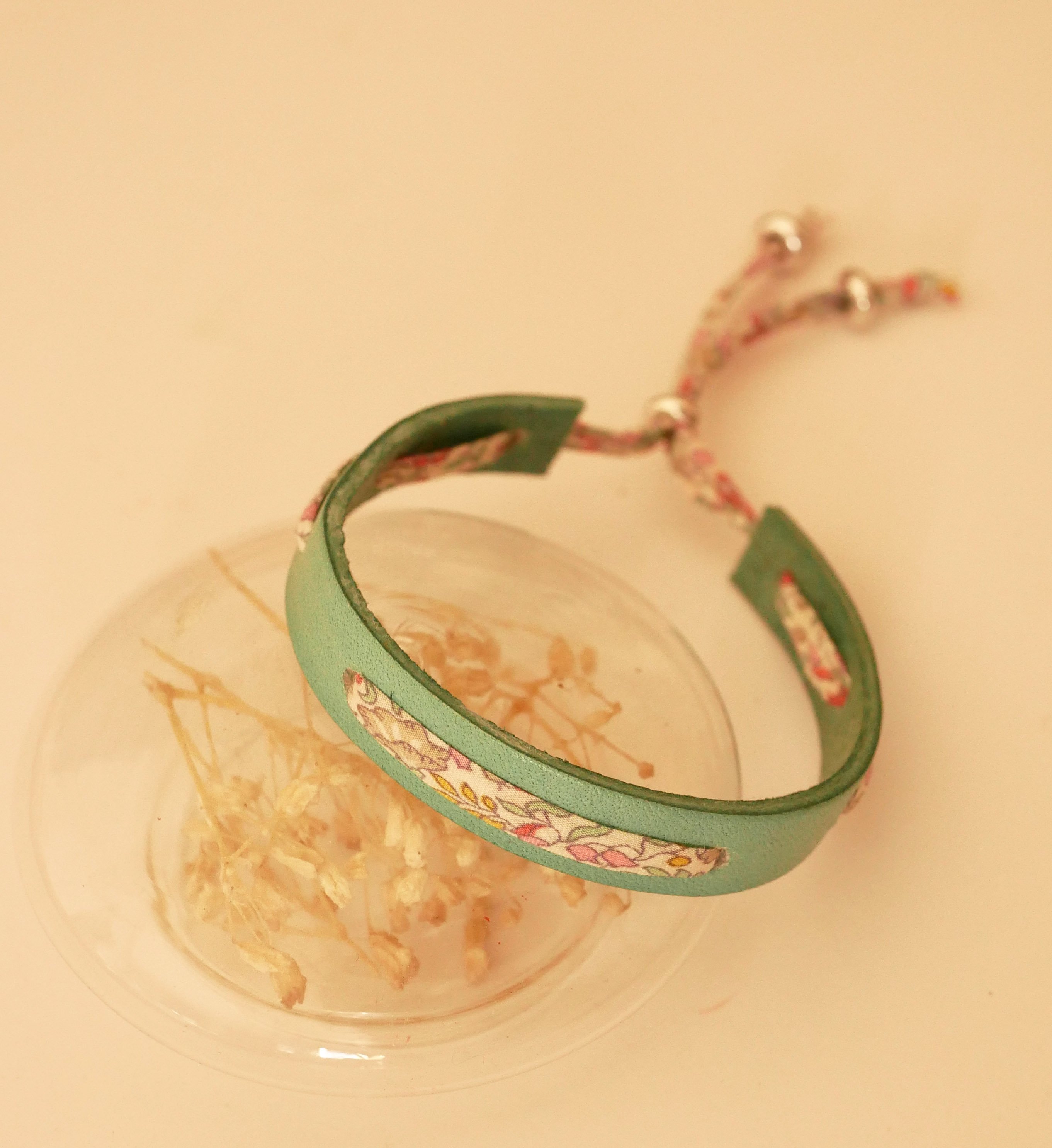 Pulsera Flor&acirc;me con cinta liberty pastel sobre cuero verde celad&oacute;n