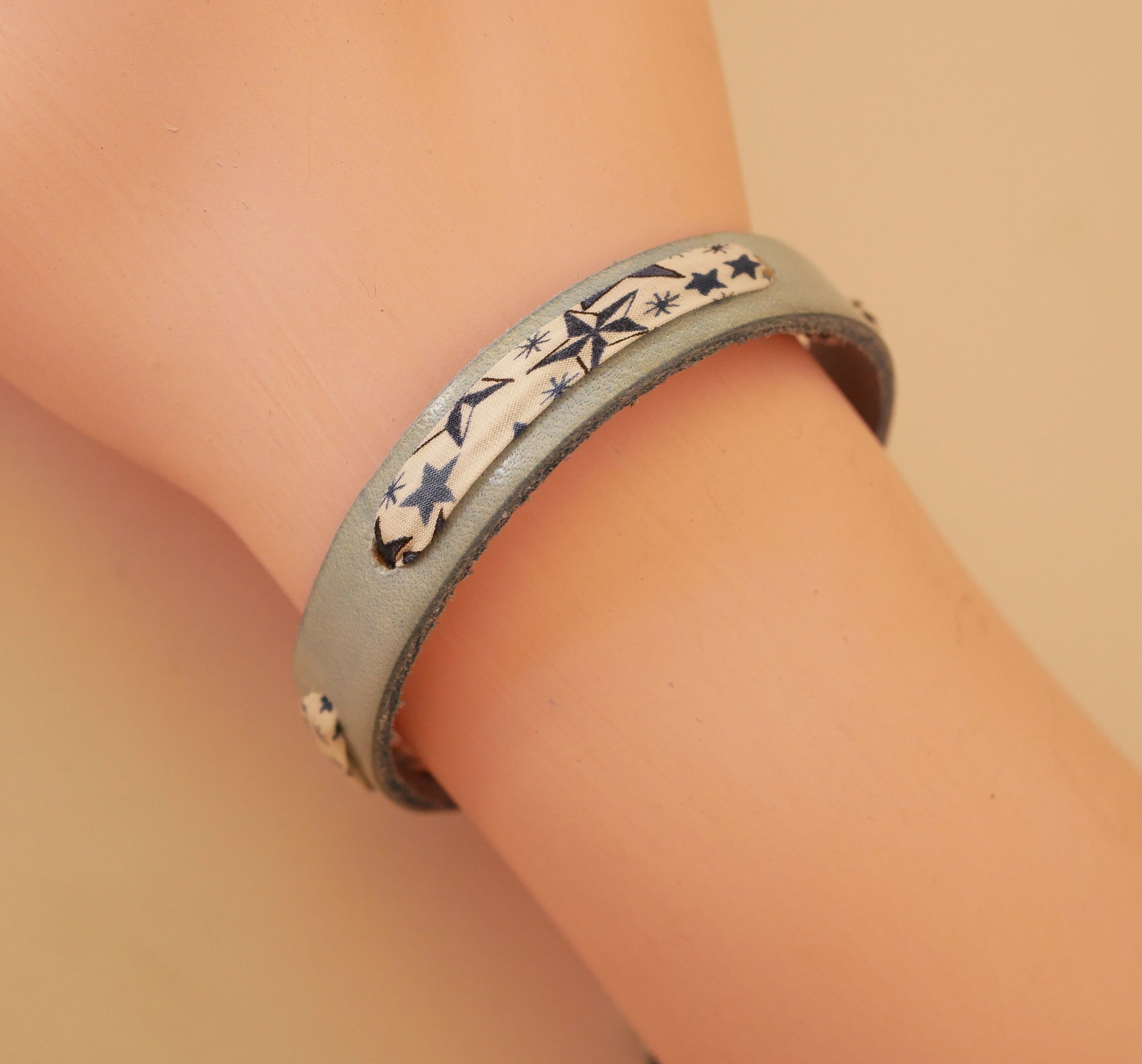 Pulsera Florâme con lazo liberty estrellas azules sobre cuero celeste