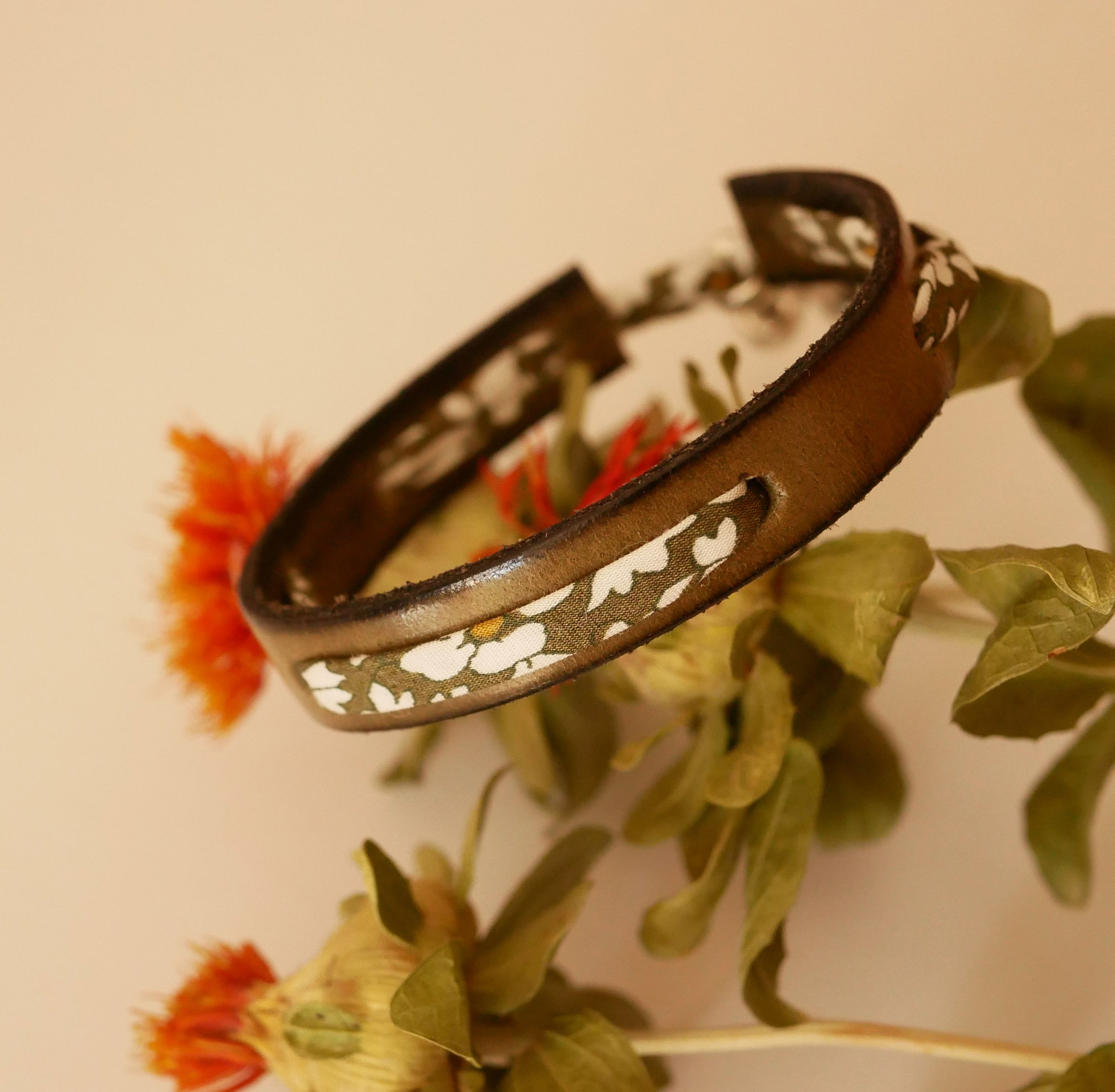 Pulsera Flor&acirc;me con cinta liberty verde sobre cuero verde lima