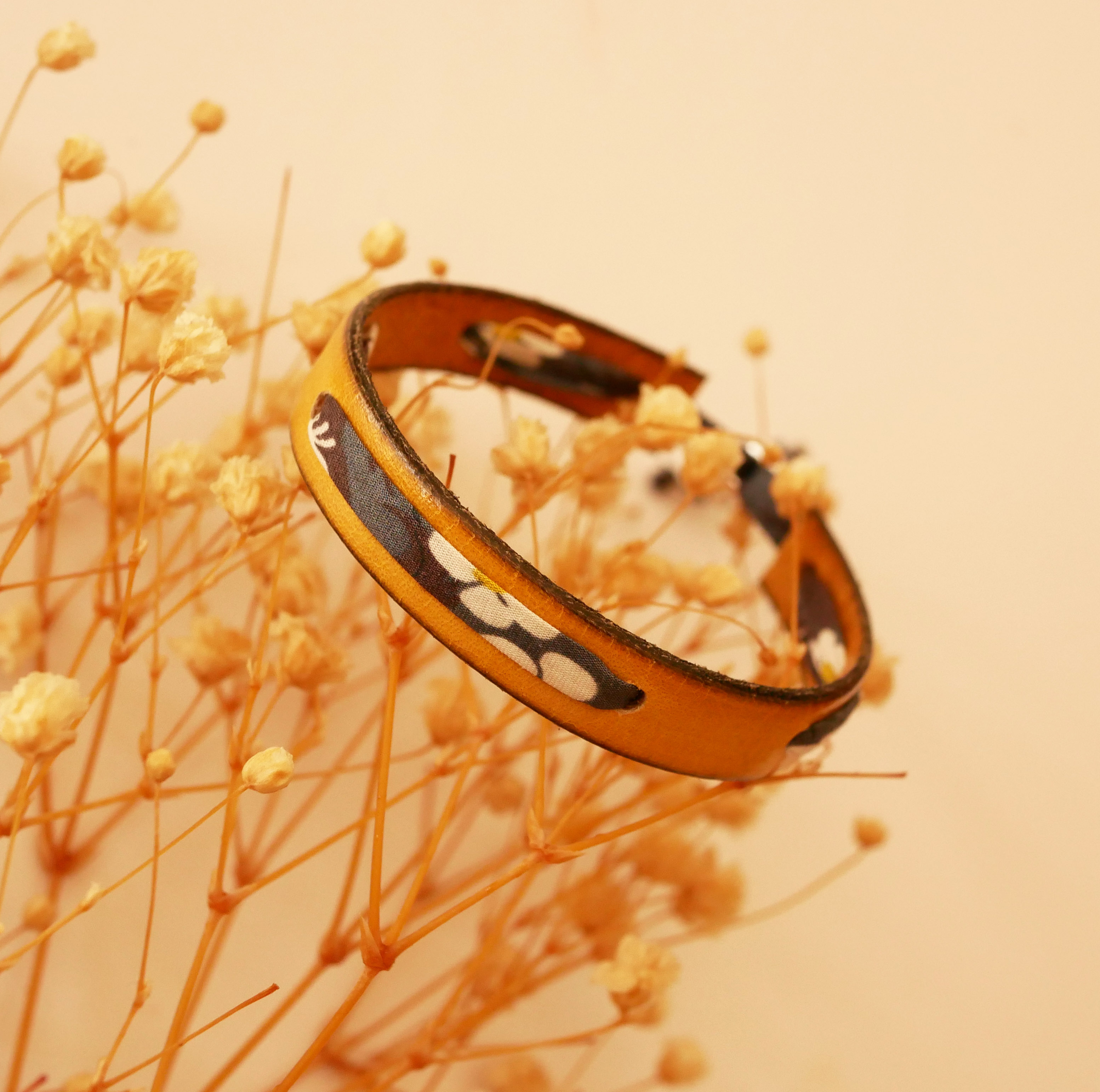 Pulsera Florâme con cinta liberty gris Misti sobre cuero mostaza