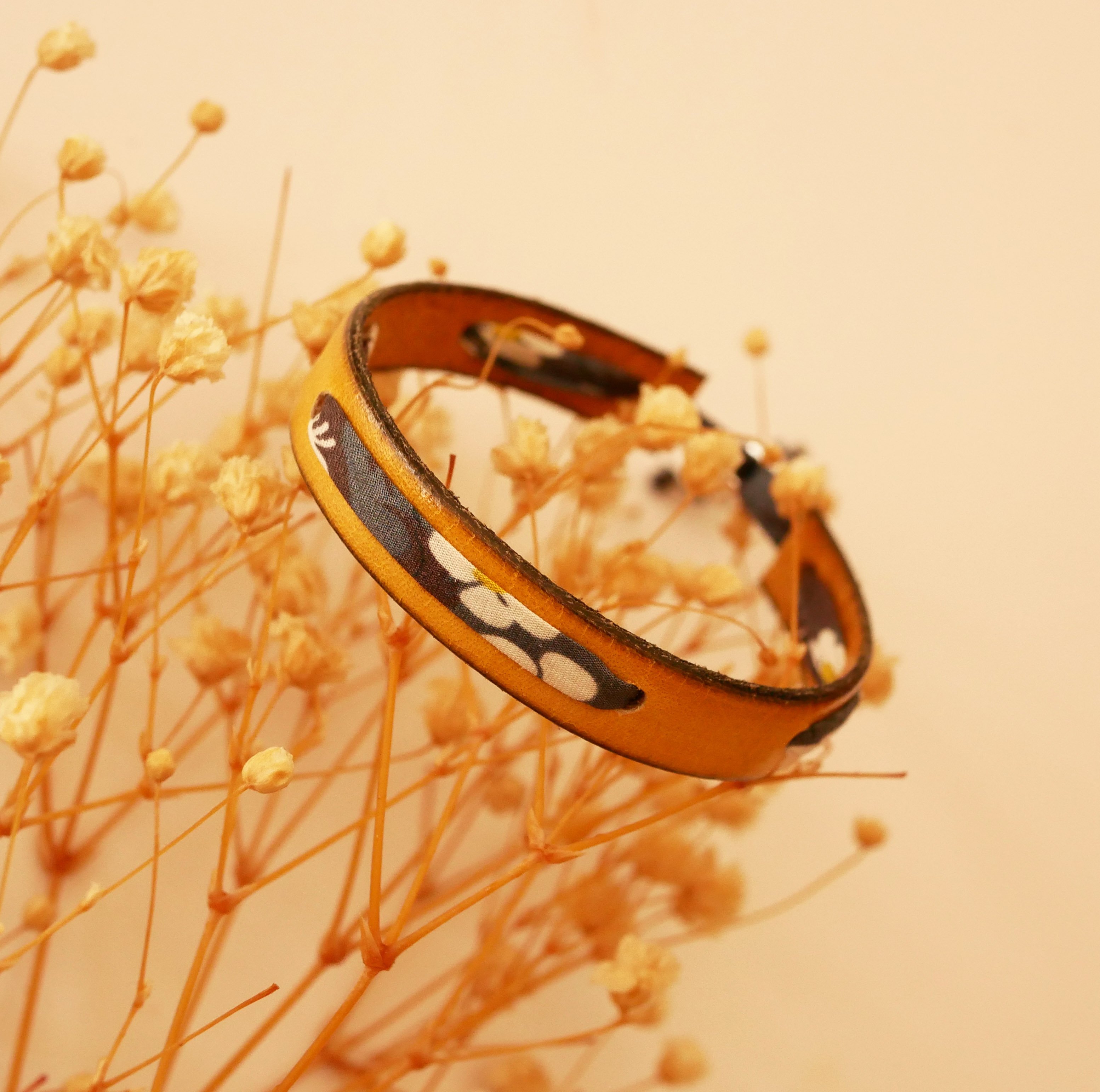 Pulsera Florâme con cinta liberty gris Misti sobre cuero mostaza