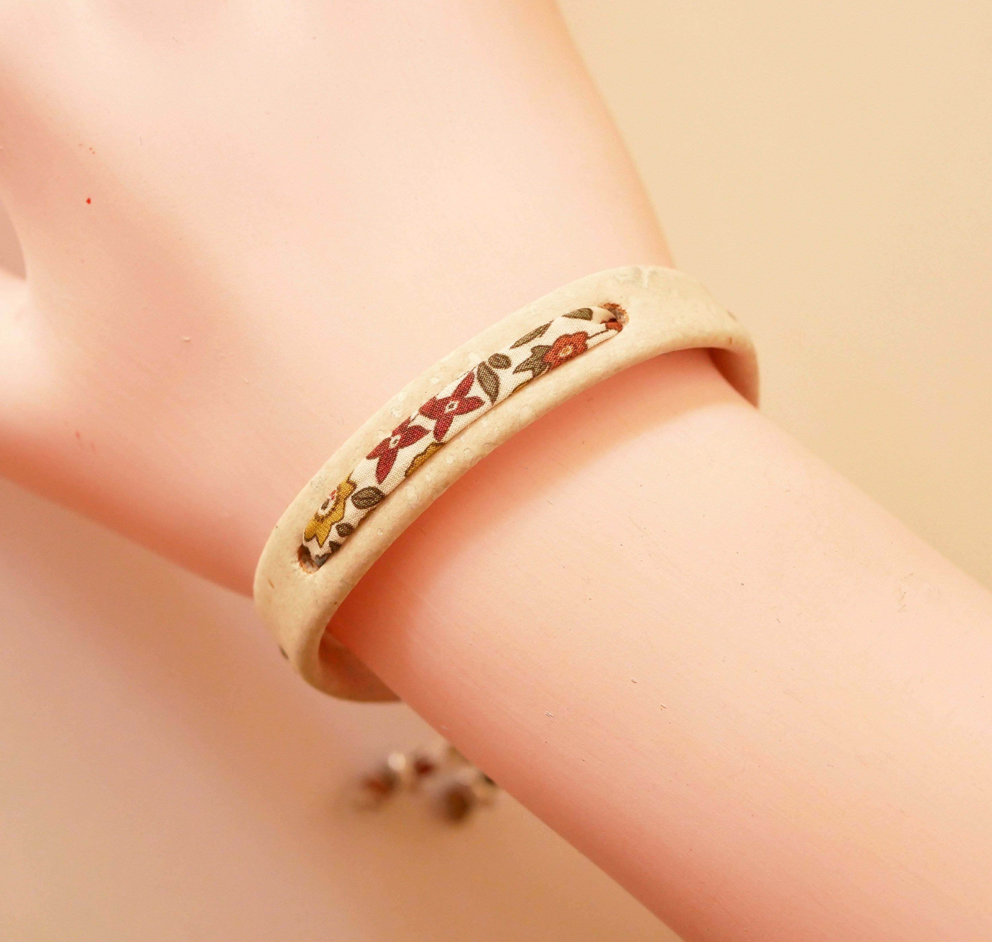 Pulsera Florâme de plantas con cinta Ava liberty sobre corcho blanco